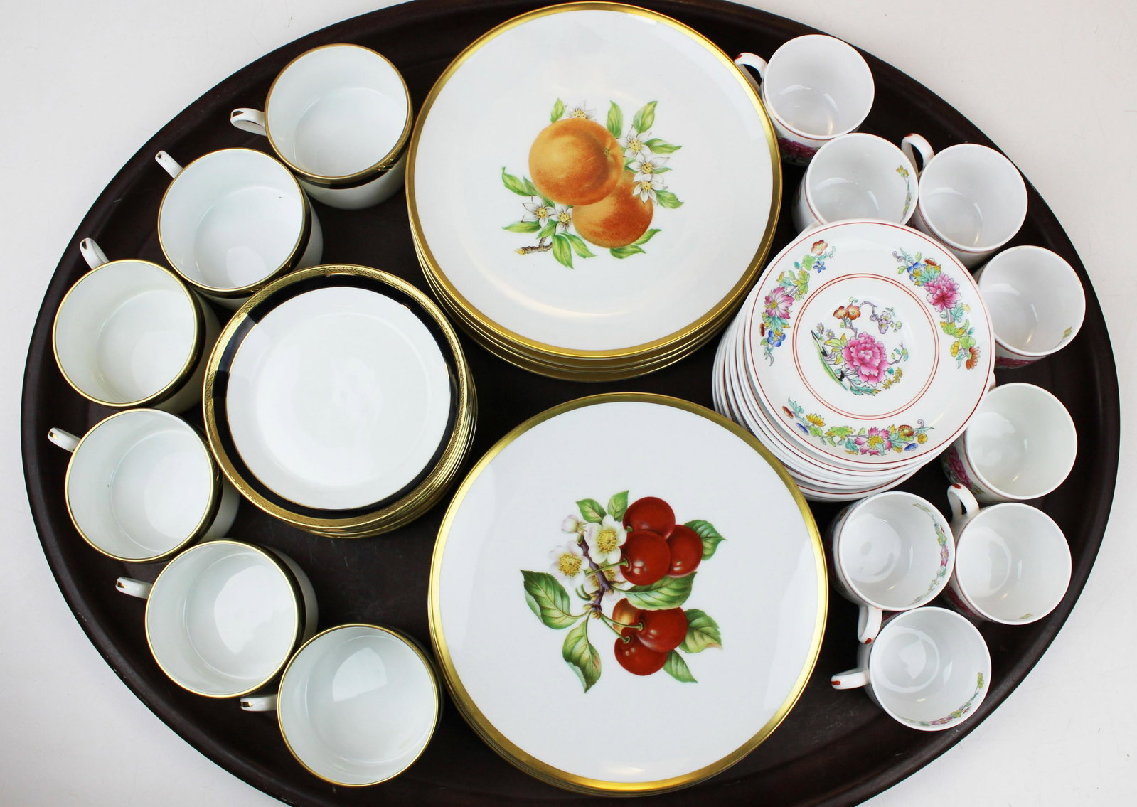 Ginori tea cups, Spode demitasse cups, etc.: lot of fine porcelain including set of 6 Richard Ginori black banded teacups and saucers, 8 Spode Famille Rose demitasse cups and saucers, 8 Hutschenreuther fruit decorated plates