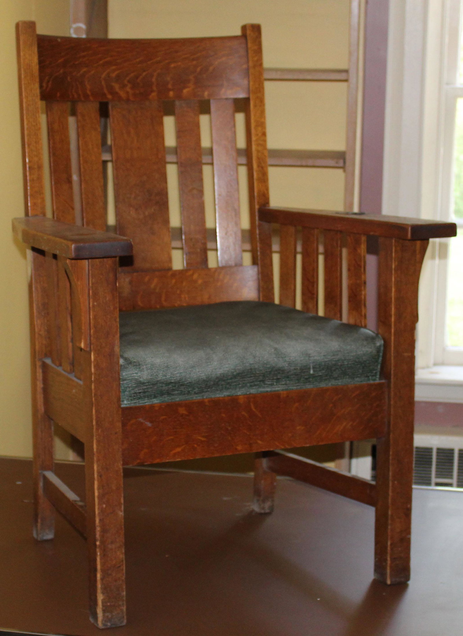 Oak arts and Crafts armchair: early 20th c oak arts and crafts armchair