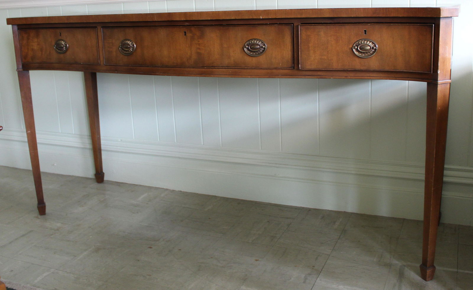 Kittinger mahogany spade foot hunt board: signed Kittinger Hepplewhite style mahogany serpentine front hunt board with three drawers on tapered legs terminating in spade feet 36" x 71.5" x 22"