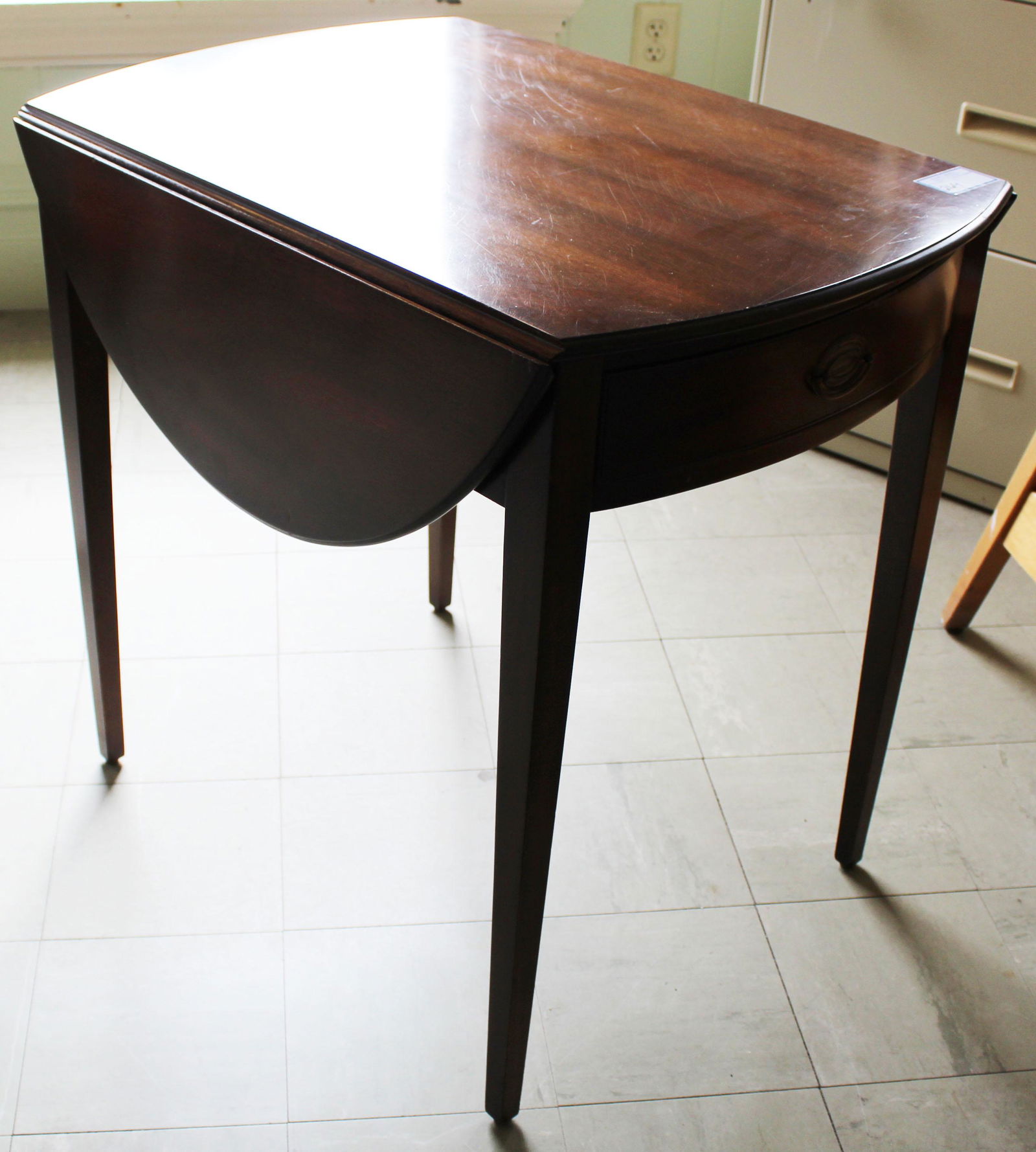 Kittinger Hepplewhite mahogany end table: Kittinger Colonial Williamsburg adaptation Hepplewhite style mahogany pembroke end table with oval drop leaf top and one drawer 28" x 30" x 39"