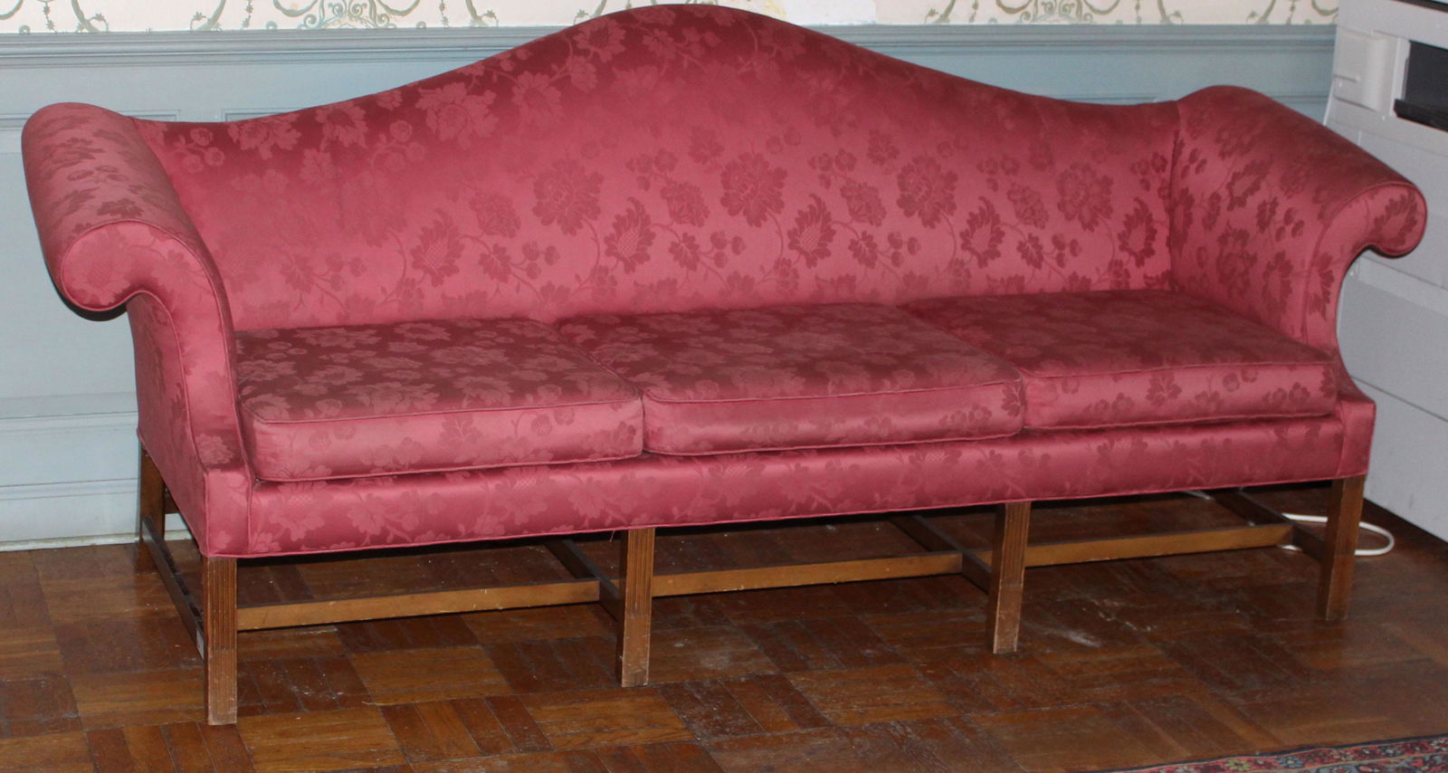 Kittinger Historic Newport Camel Back Sofa Sep 20 2019 Merrill S Auctioneers And Appraisers In Vt