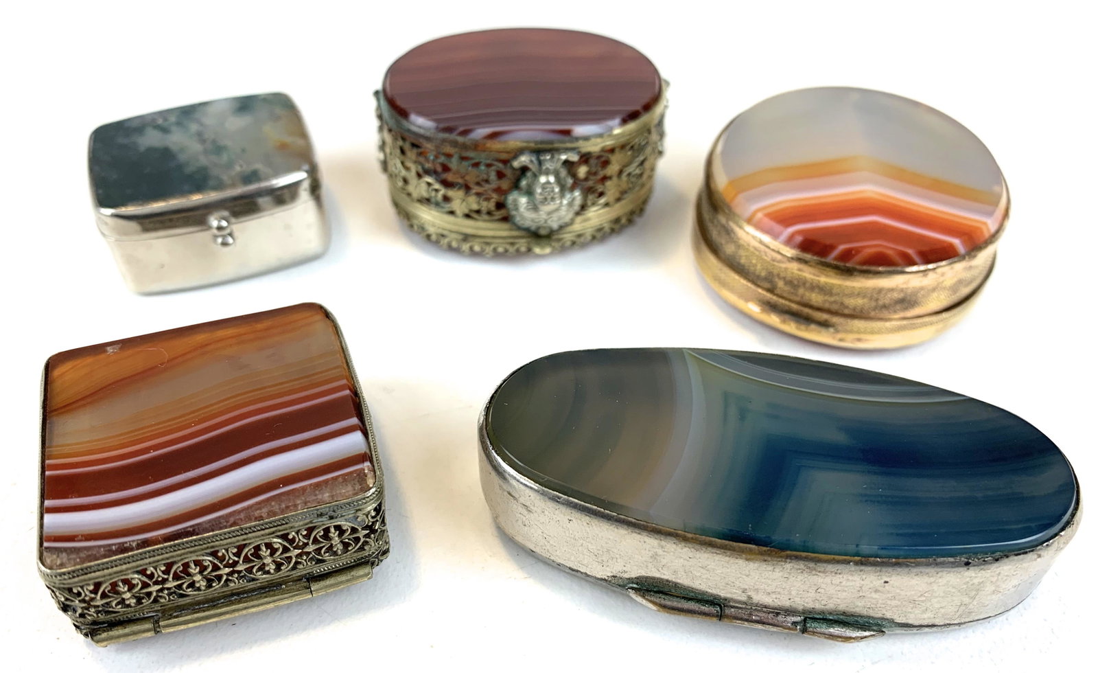 A group of 5 agate snuff boxes: A group of 5 vintage snuff boxes with agate stone tops.