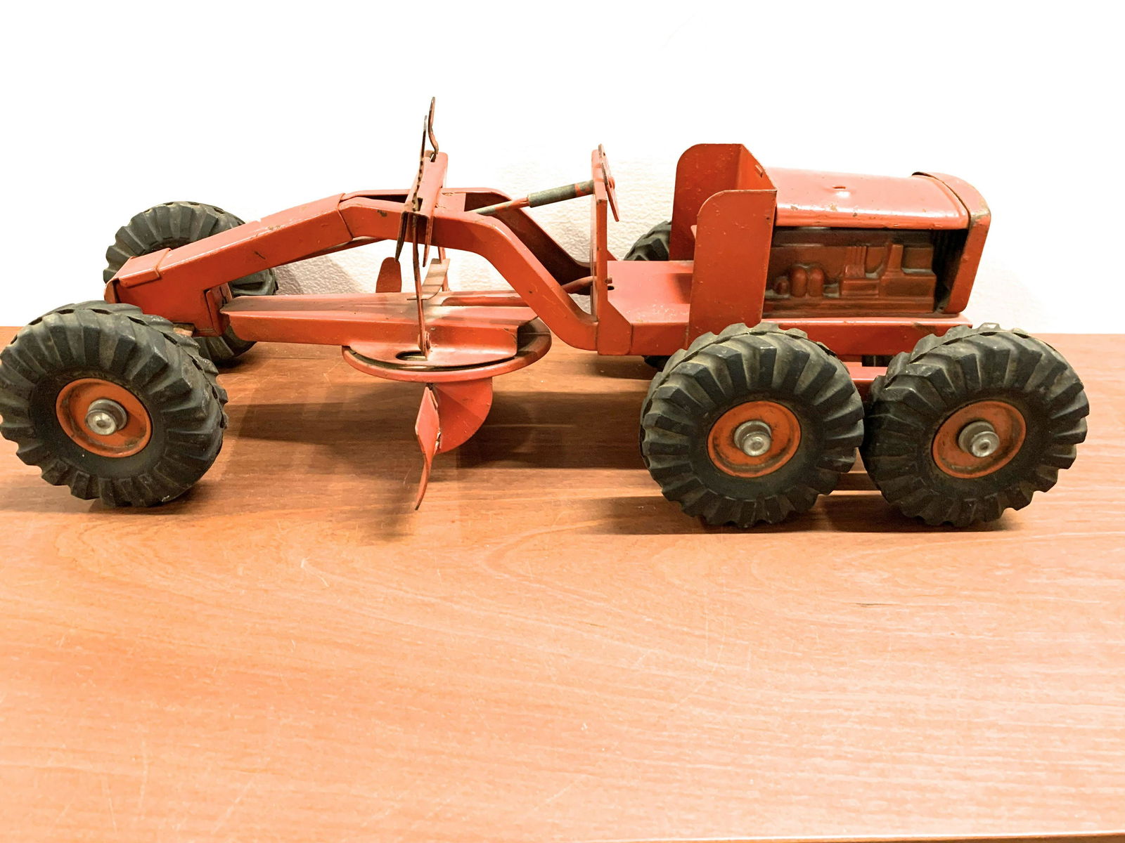 lot of Matchbox cars and steel toys: lot of assorted Matchbox cars and other steel toys including Ny-Lint road graters, Matchbox vinyl carrying case and loop track set