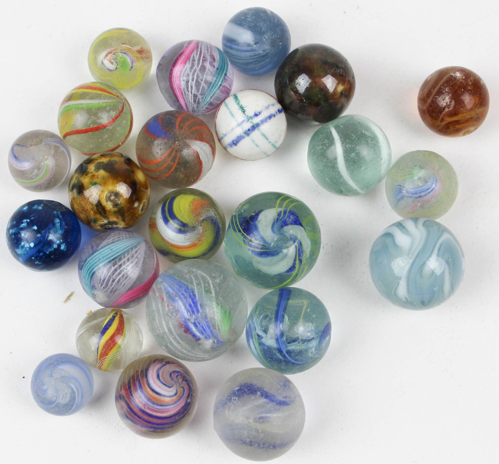 Mica, Swirl, Bennington Marbles: Early handmade glass marbles including Mica, Swirls, Bennington (23 pcs), notably with a blue mica marble measuring 5/8"