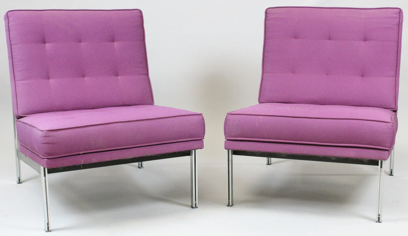 Pair of signed Florence Knoll loung chairs: Pair of signed Florence Knoll lounge chairs in purple fabric. Chrome steel with black accent to side stretcher. Very good overall condition.