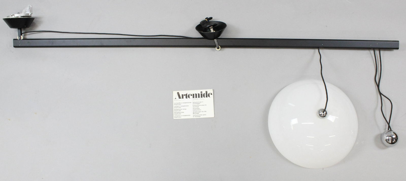 Vico Magistretti - Artemide Suspension lamp: Vico Magistretti (Milano 1920 - Milano 2006) Artemide suspension lamp impiccato. Black metal slide frame with hanging dome and hanging cast iron ball counter weight.