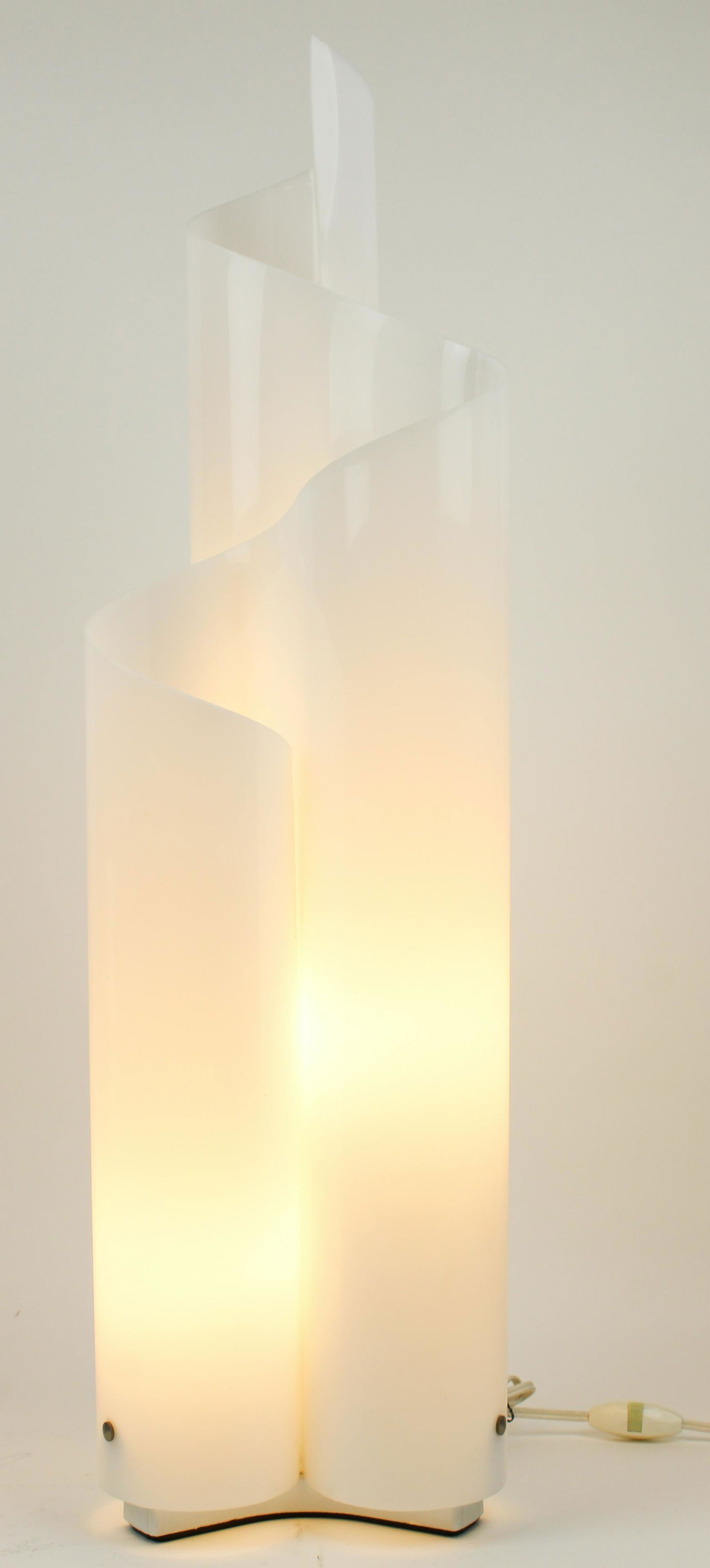 Modern Artemide Mezzachimera table lamp: Mid Century Modern Vico Magistretti for Artemide Mezza Chimera table lamp, folded Lucite with 3 lights, ht 31 1/4"