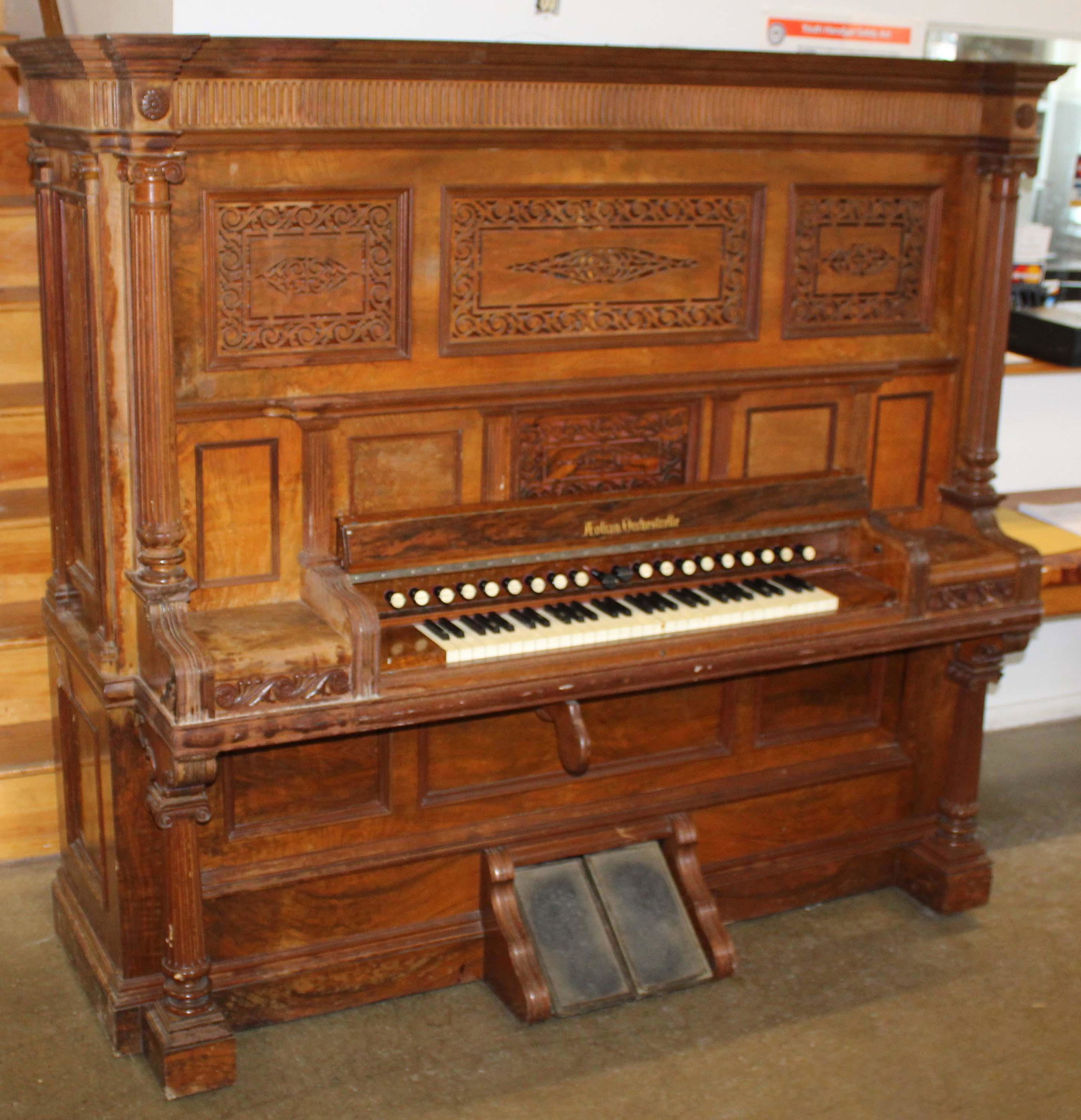 Scarce circa 1890 Aeolian Orchestrelle Style V 58 note: Scarce ca. 1890 Aeolian Orchestrelle Style V 58 note Harmonium player reed organ in elaborate circassian walnut case with fluted ionic columns, carved classical friezes, and reticulated panels, in unr