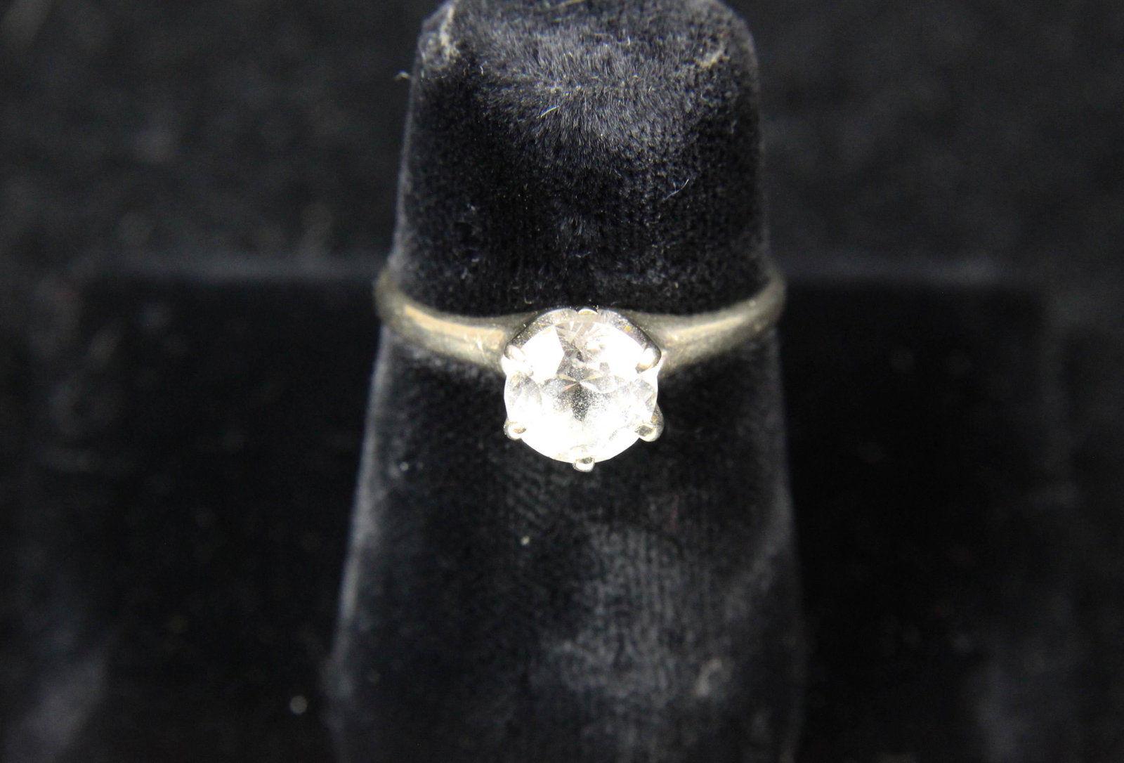 14k white gold ladies ring with solitaire: 14k white gold ladies ring with a solitaire diamond like setting. Ring size 7.5