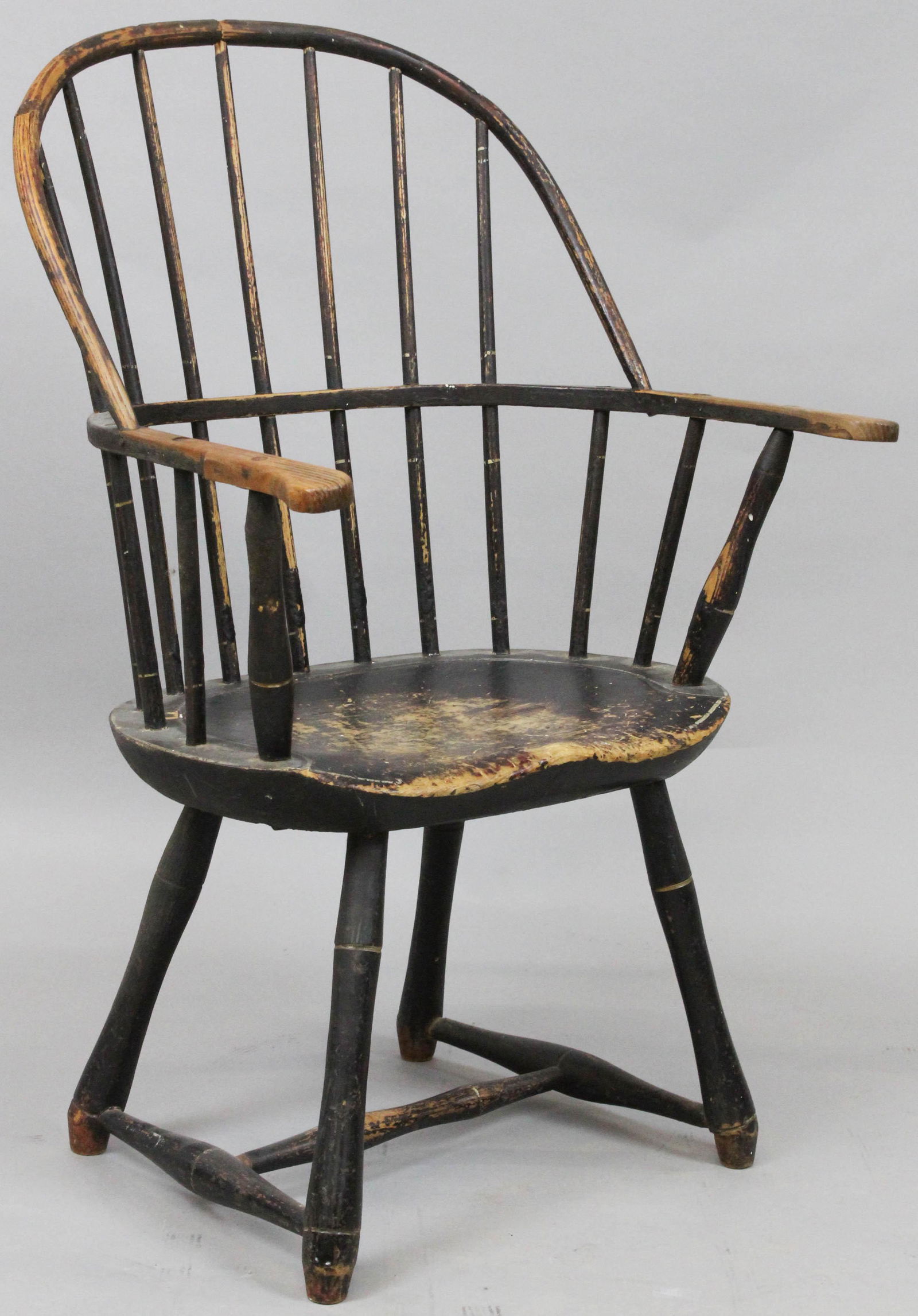 18th c New England sack back Windsor chair: 18th c New England sack back Windsor arm chair in original surface. Crack in bow.