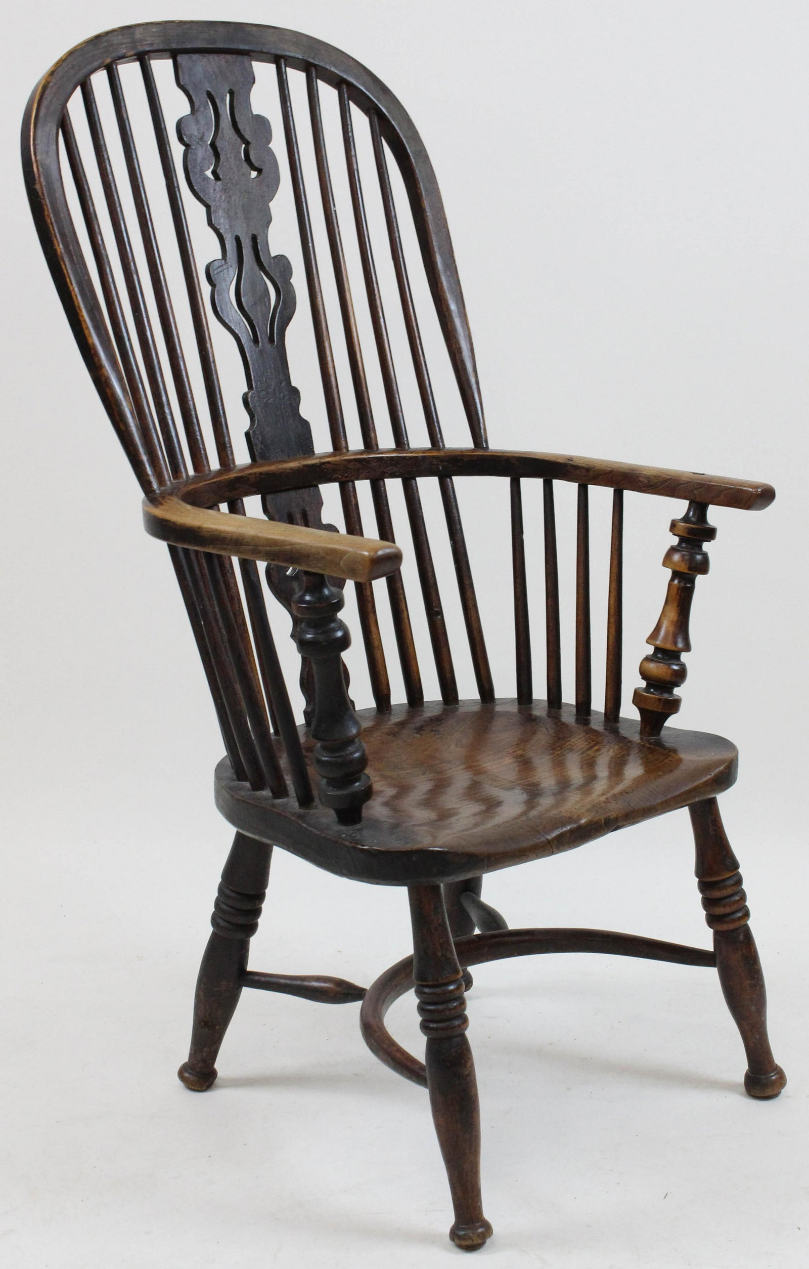 18th c English Windsor arm chair: 18th c. English Windsor arm chair. Old surface. 42" high.