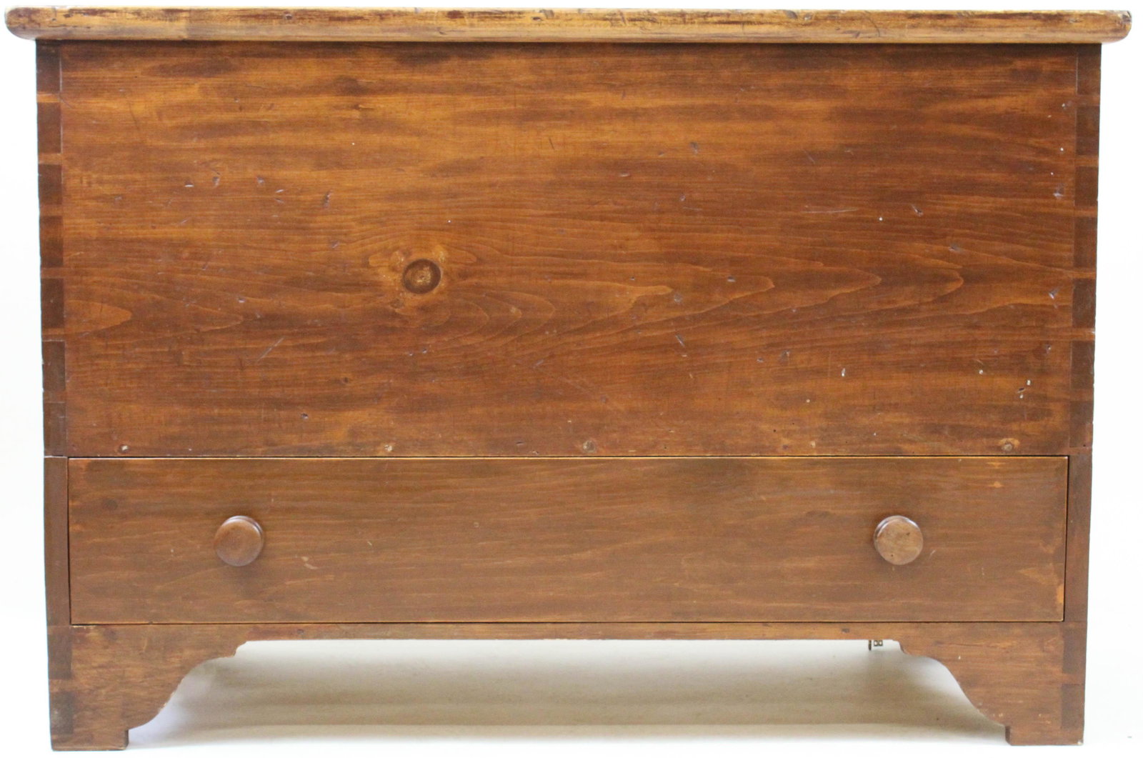 20th c Pine dovetailed blanket box: 20th c Pine dovetailed blanketbox 45 x 22 x 30"