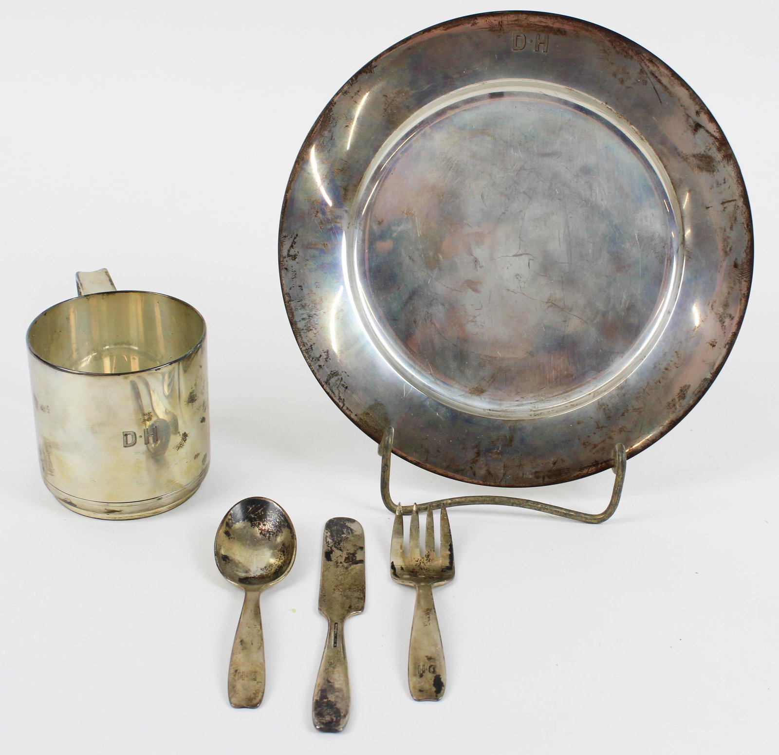 4 pc. Tiffany & Co. Sterling Silver Childs Set: 4 pc. Tiffany & Co. Sterling Silver Childs Set consisting of mug, plate, and 3 pc. Cutlery set marked "DH" (David McHugh Holmes 1933), all with original flannel storage bags 2.75" x 3.75", 75." dia, 4
