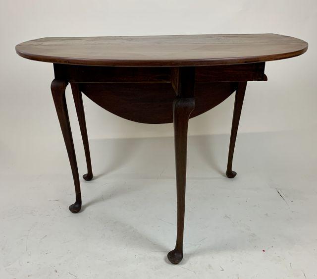 18th c Queen Anne MA walnut drop leaf table: 18th c Mass. Queen Anne walnut drop leaf table. Cabriole leg, pad foot, oval top, swing leg with shaped skirt. Top reset. 45" long, 30" high.