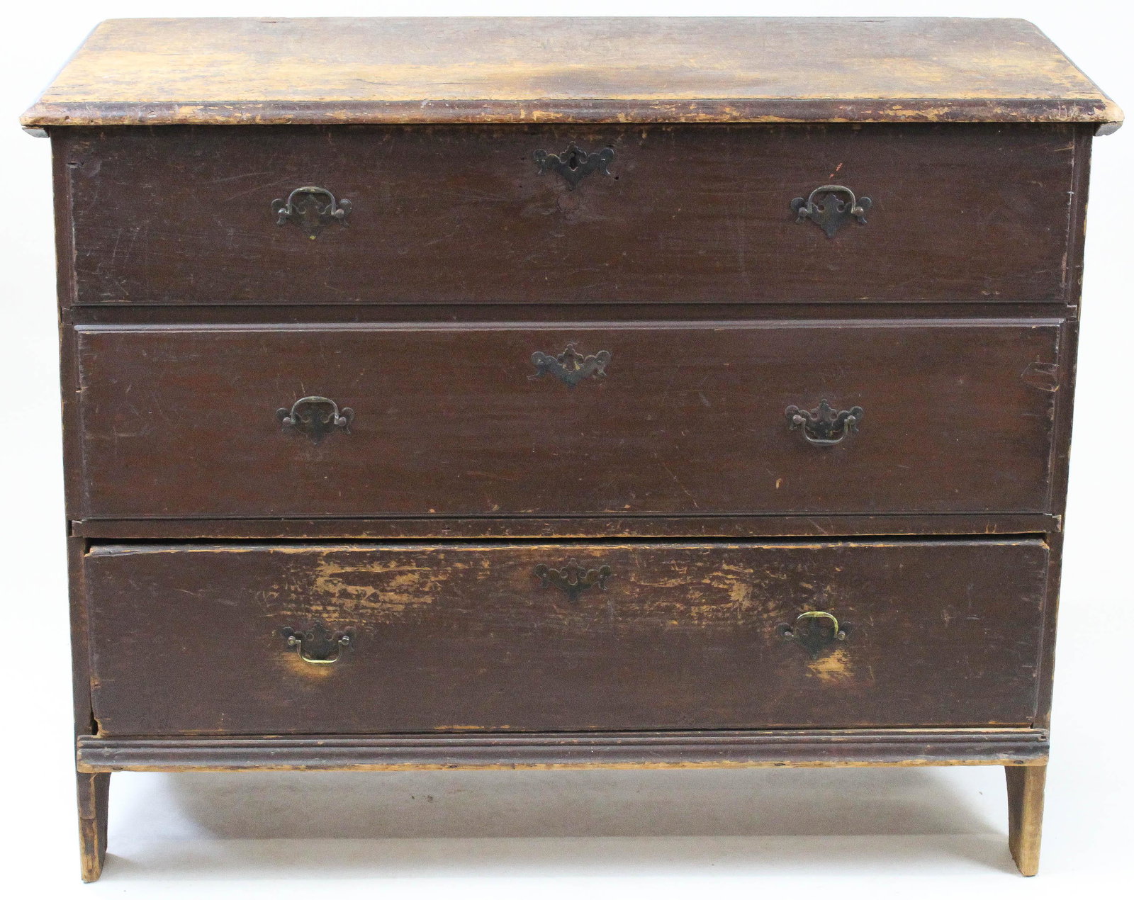Queen Anne lift top blanket chest in Spanish brown: American 18th c Queen Anne lift top pine blanket chest in original Spanish brown surface. Boot jack end base, two false drawers over 1 real. Replaced brasses. Snipe hinges. Good original worn surface.