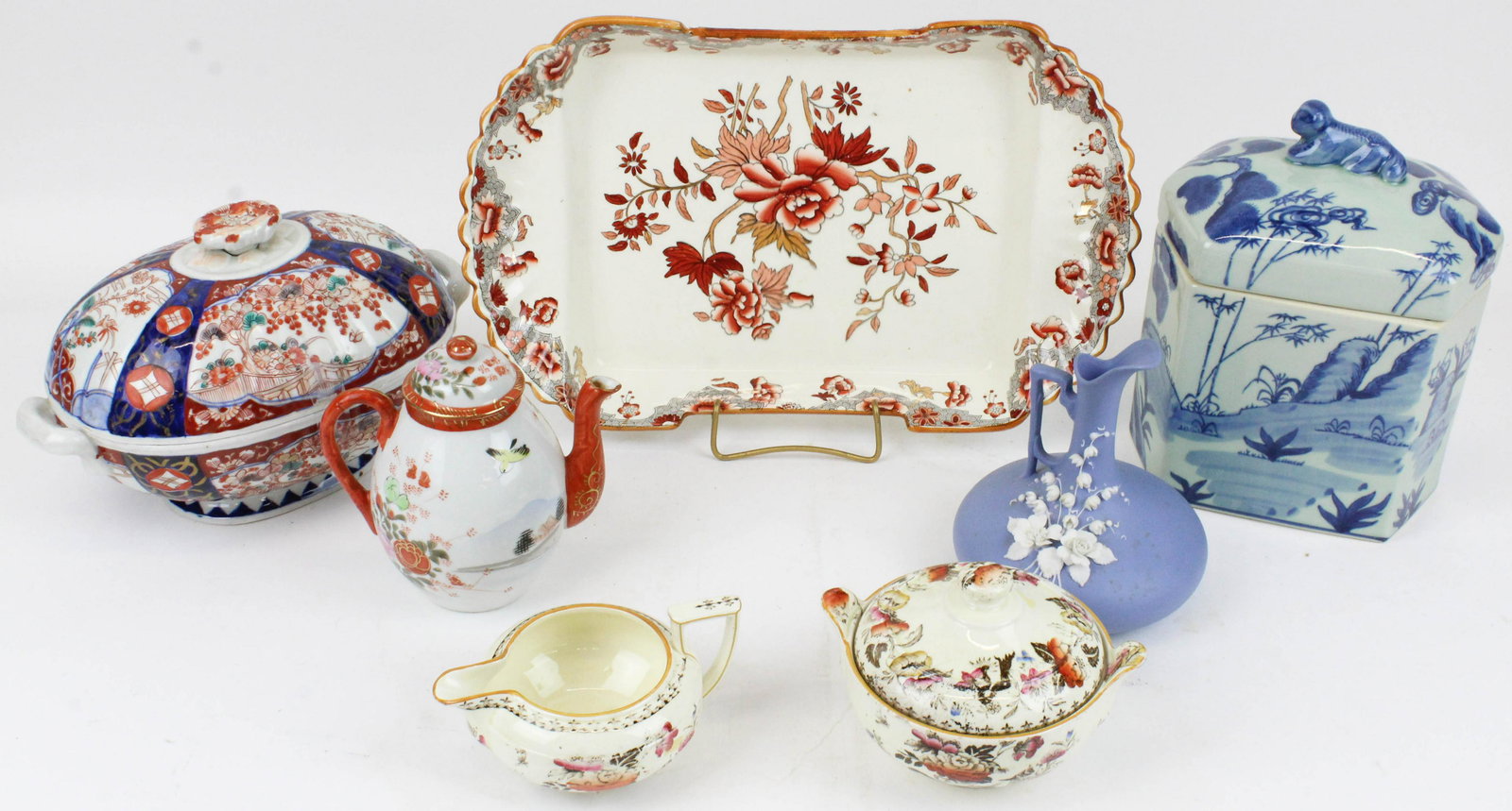 Japanese Imari and English Orientalist Porcelain: Group of Japanese Imari and English Orientalist Porcelain including covered tureen, Chinese blue and celadon covered jar, Copeland Spode India Tree style platter, Wedgwood polychrome decorated sugar a
