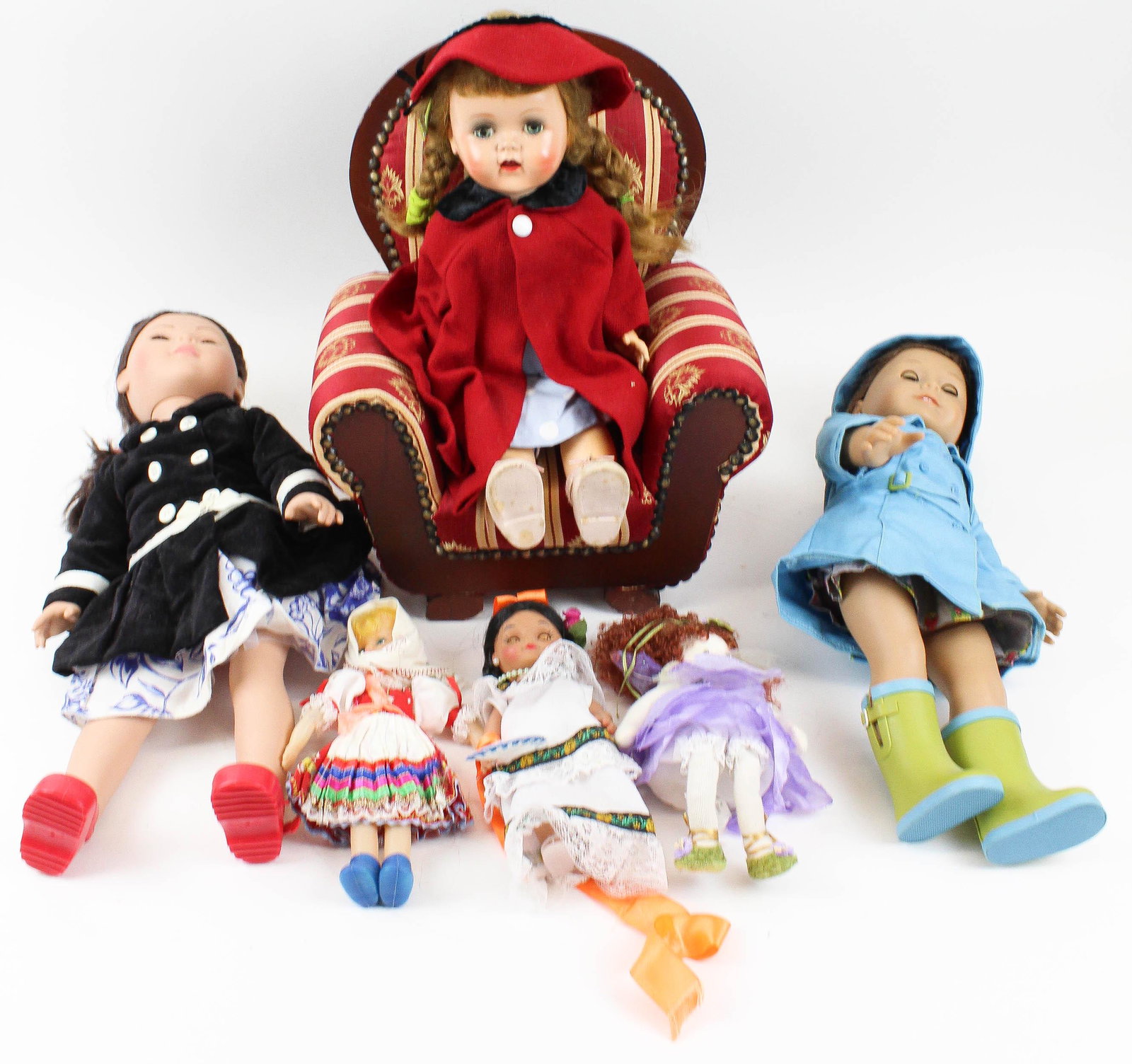 Ideal, American Girl, Alexander, other Dolls: Vintage Ideal hard plastic, American Girl Truly Me with rain outfit, other dolls, upholstered doll chair, lengths to 18"
