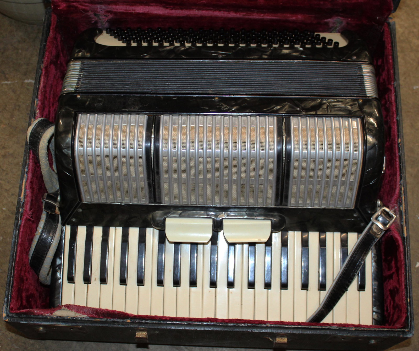 Unmarked Italian Accordion: Unmarked Italian Accordion in faux alligator case appears to play well.