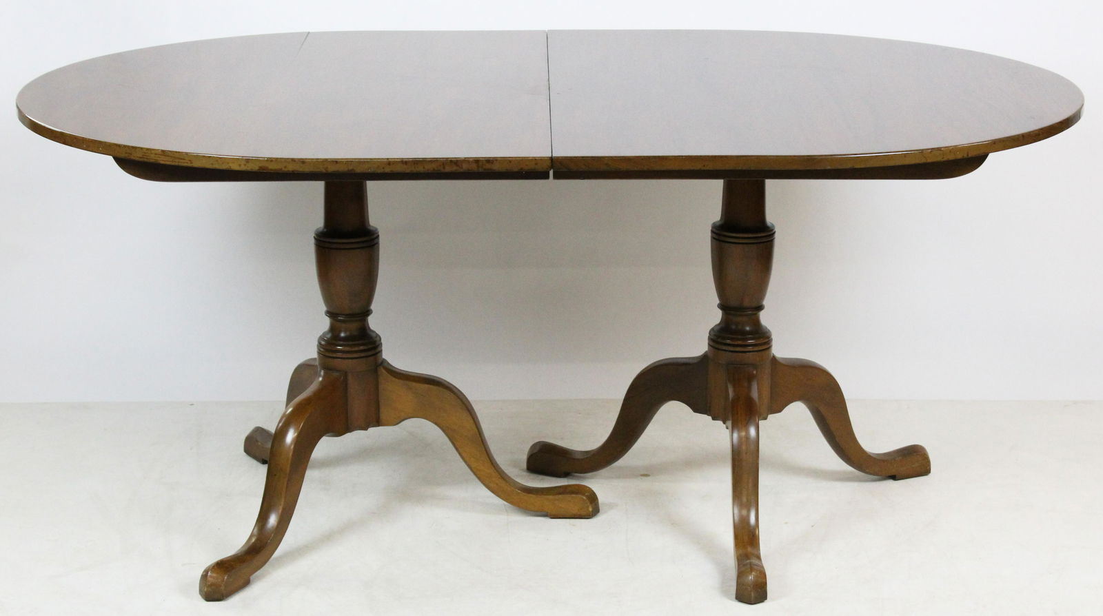 Kittinger Duncan Phyfe style Dining Table: Kittinger Duncan Phyfe style mahogany extension dining room table, with 2 leaves, pads, length 70", 2 leaves are 18", extends to 106"