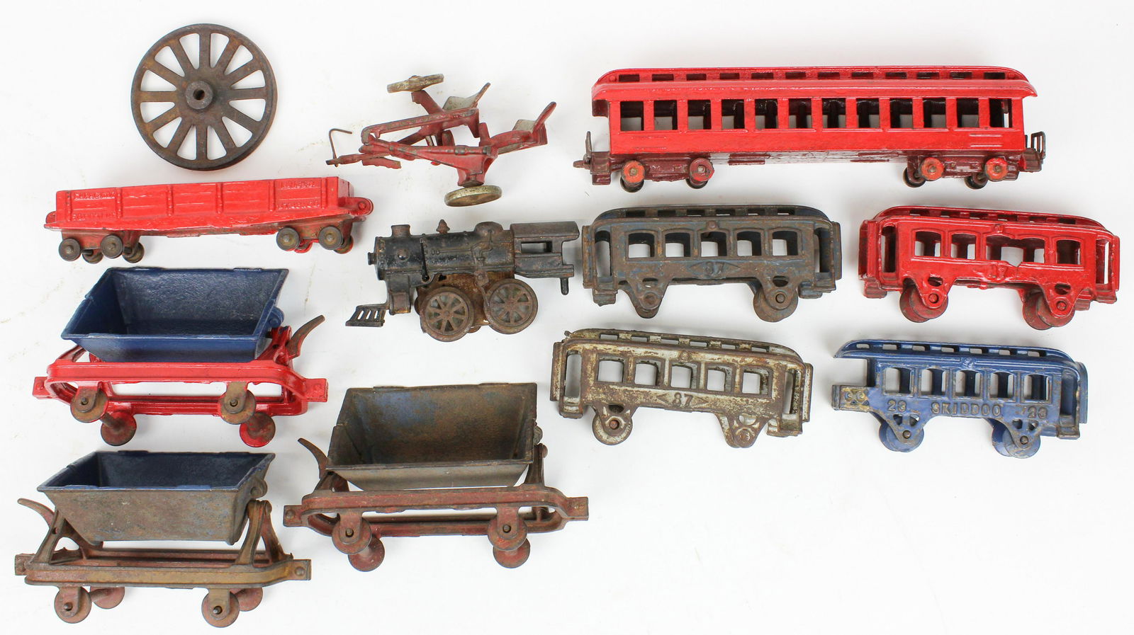 Early Cast Iron Train Cars, Wind-up Locomotive: Early cast iron train keywind locomotive, cars, parts, some repainted, lengths 6" to 12"