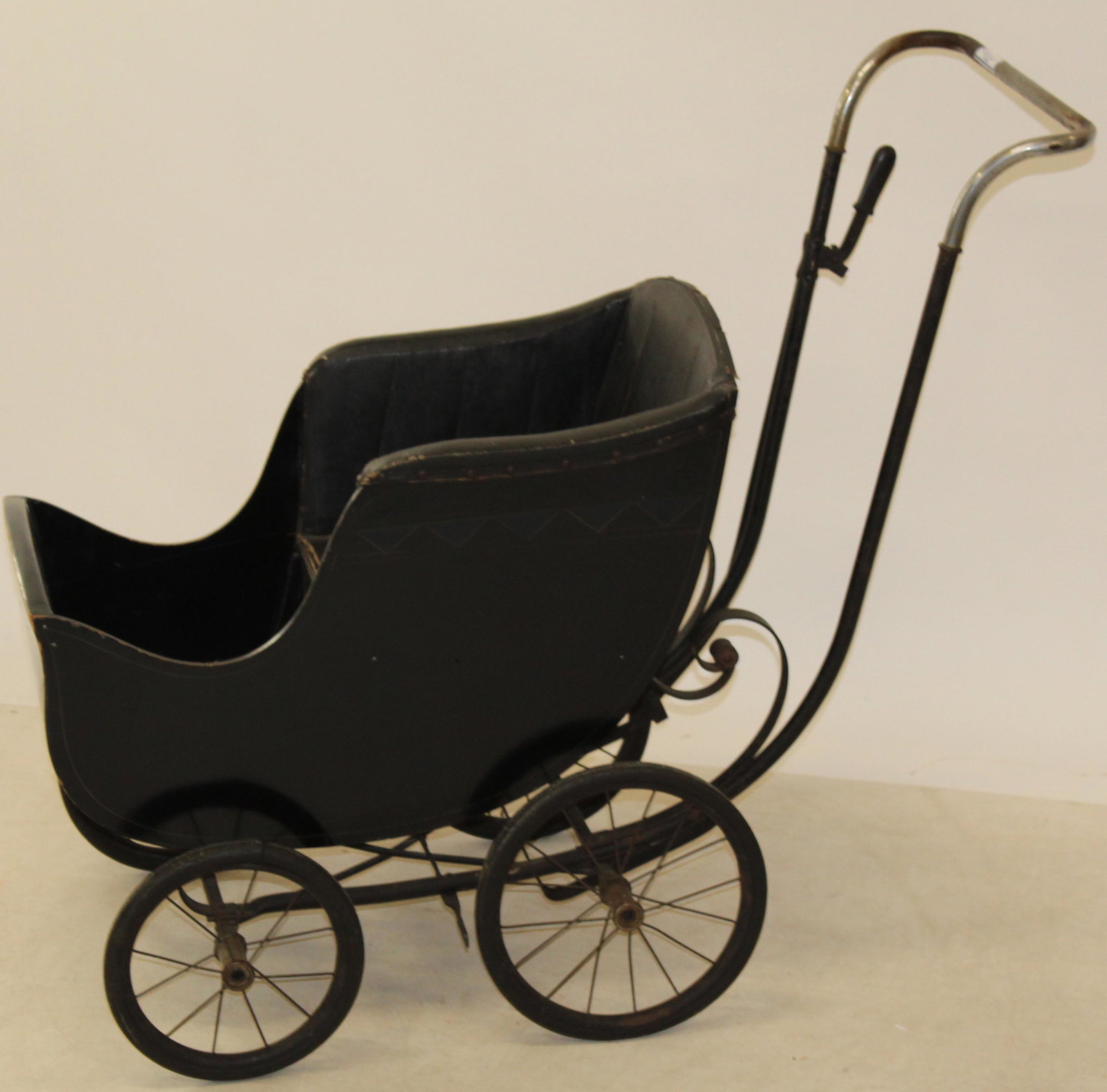 Early 20th c Baby Buggy / Pram /Carriage: Early 20th c black Baby Buggy/ Baby Carriage, some damage to spokes,