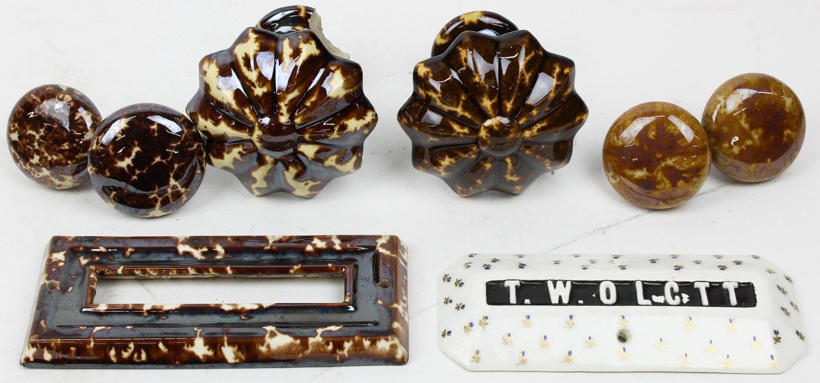 8 pcs. Bennington Pottery Architectural Items: Group of 8 unusual Bennington Pottery and Rockingham architectural items includinh pair of curtain tie backs (one with large chip and missing screw), 4 door knobs, Rockingham mail slot or name plate f
