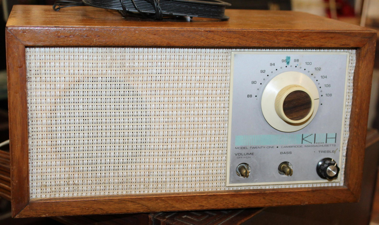 KLH Model 21 Tabletop Radio: KLH Model 21 Table top radio 7 x 6 x 12" missing two knobs