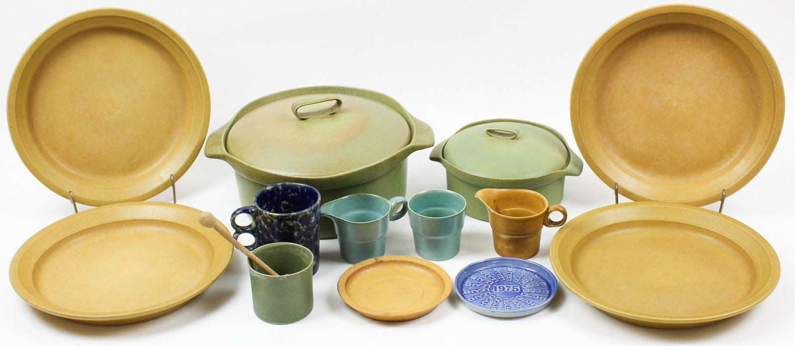 13 pcs. Bennington Pottery Tableware: 13 pcs. Bennington Potters stoneware tableware including 4 tawny dinner plates, 2 Yusuke Aida sage green covered serving dishes, blue agate trigger mug, blue sugar and creamer set, Patrick Leahy comme