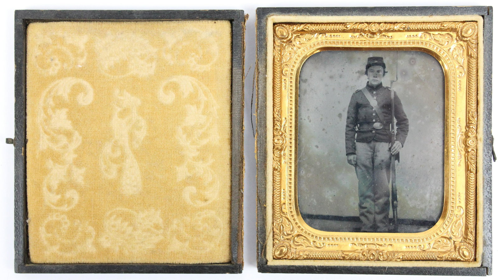 US Civil War Full Length Ambrotype: US Civil War full length portrait of a young Union soldier with musket and bayonet, 3 1/4" x 2 3/4", some spotting
