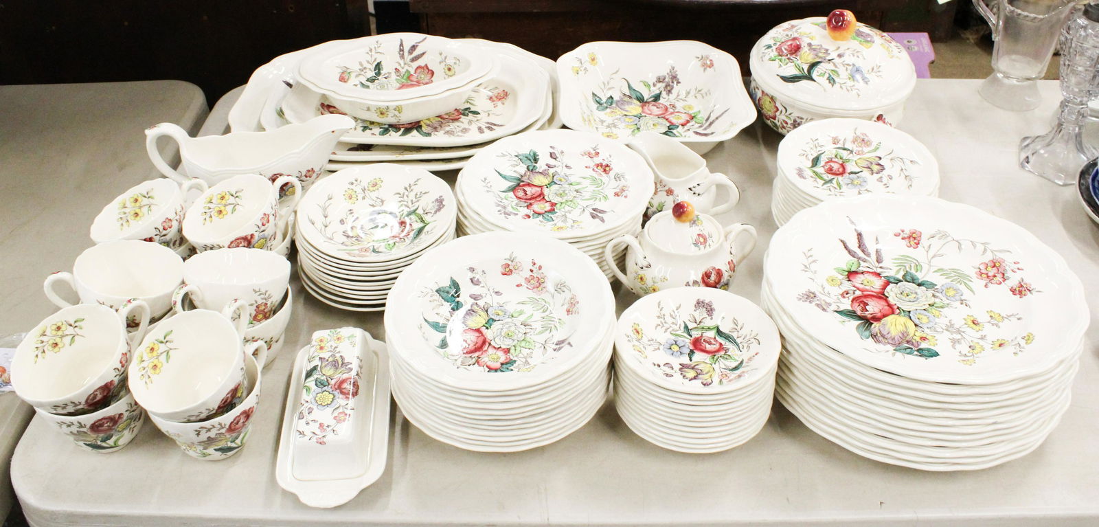 94 pcs. Spode Great Britain Gainsborough China: 94 pcs. Spode "Great Britain Gainsborough" pattern fine porcelain dinnerware including covered serving dish, 2 oval serving bowls, nest of 3 platters, tea cups and saucers, dinner plates, side plates