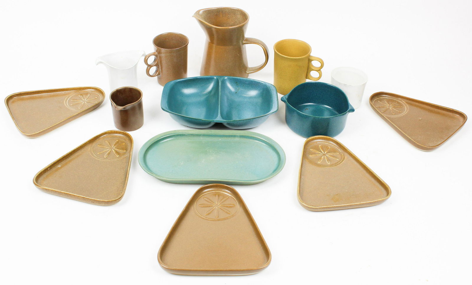 14 pcs. Bennington Potters Mid Century Tableware: Group of 14 pcs. Bennington Potters mid-century modern tableware including trigger mugs, David Gil/Yusuke Aida designed sugar and creamer, triangular snack plates, pitcher, serving dishes, in various