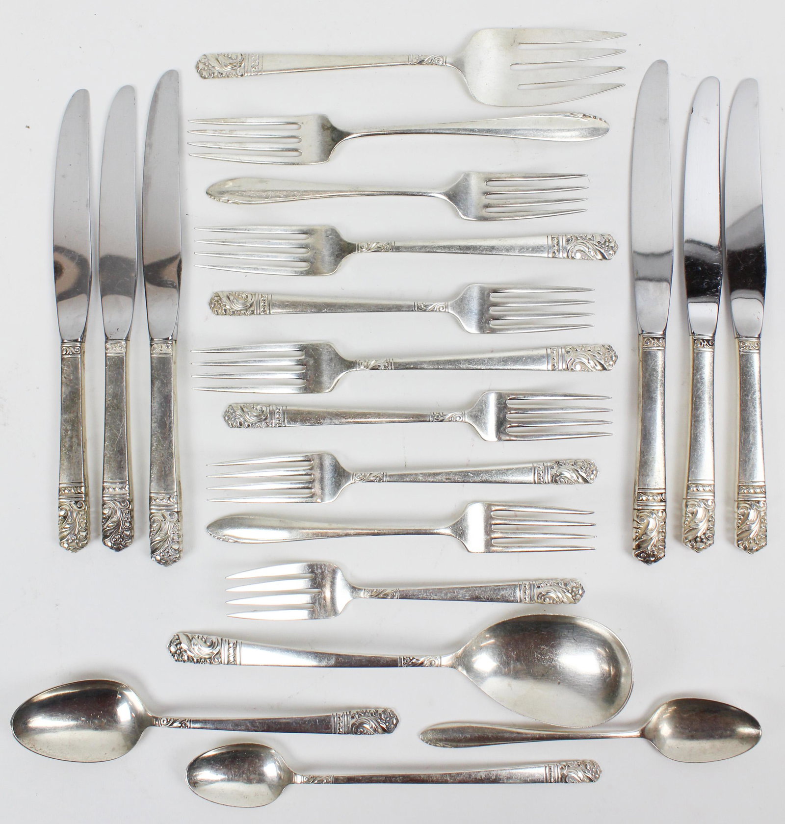20 pcs. Oneida Sterling Silver Flatware: 20 pcs. mid 20th c. Oneida sterling silver flatware including 16 pcs. Heirloom Sterling "Mansion House" pattern, and 4 pcs. Heirloom Sterling "Lasting Spring" pattern 21 troy oz. weighable