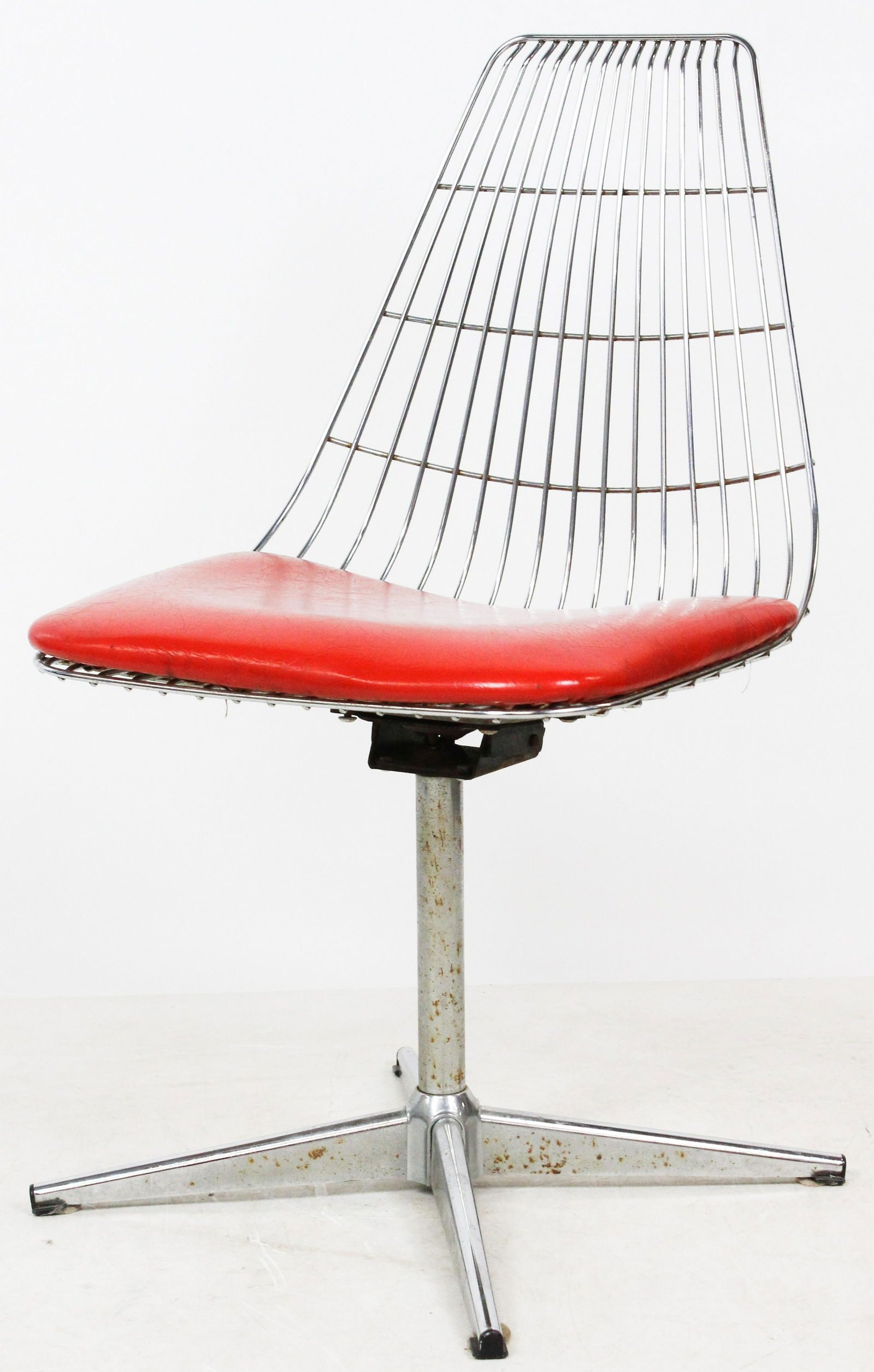 Chromcraft Swivel Chair: Chromecraft wire frame mid century modern swivel chair. Foam seat with red Naugahyde cover. Age appropriate wear, 33" high, 19" wide.