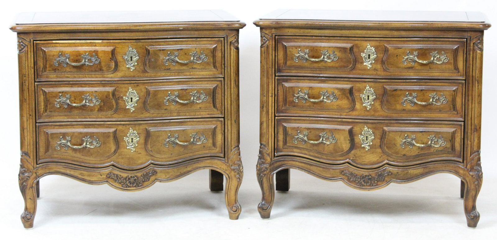 Pair of Henredon Provincial Side chests: Pair of Henredon Provincial Style side chests 27 x 24 x 18"