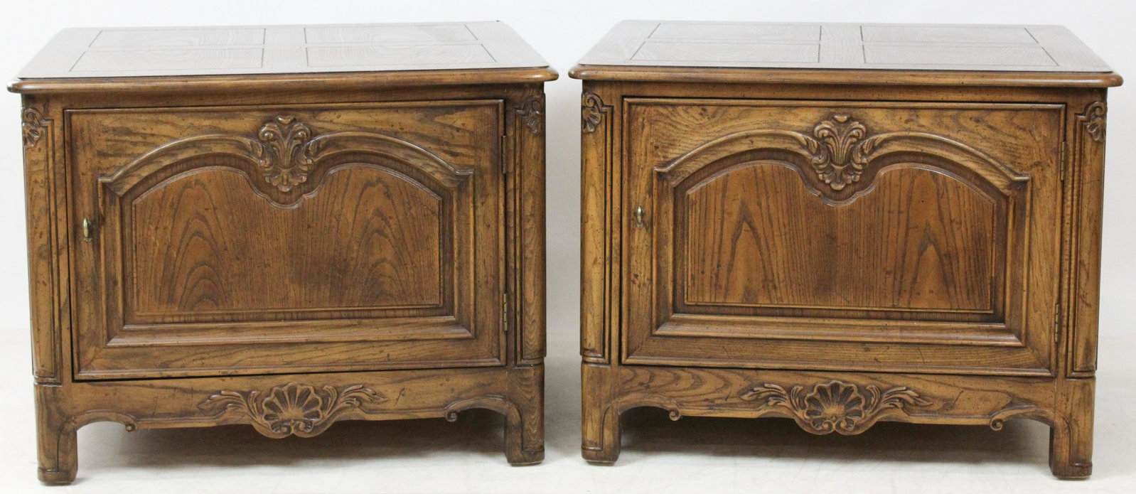 Pair of Henredon type end tables: Pair of Henredon type oak square end tables 27 x 27 x 22"