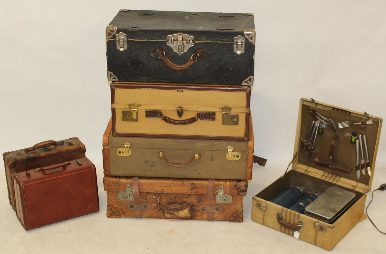 7 pcs. of Vintage Luggage incl. Picnic Set: 7 pcs. of vintage luggage including woven tweed cased 1940's picnic set, leather case, vinyl, etc. 15.5"-28" -some wear, losses, etc.