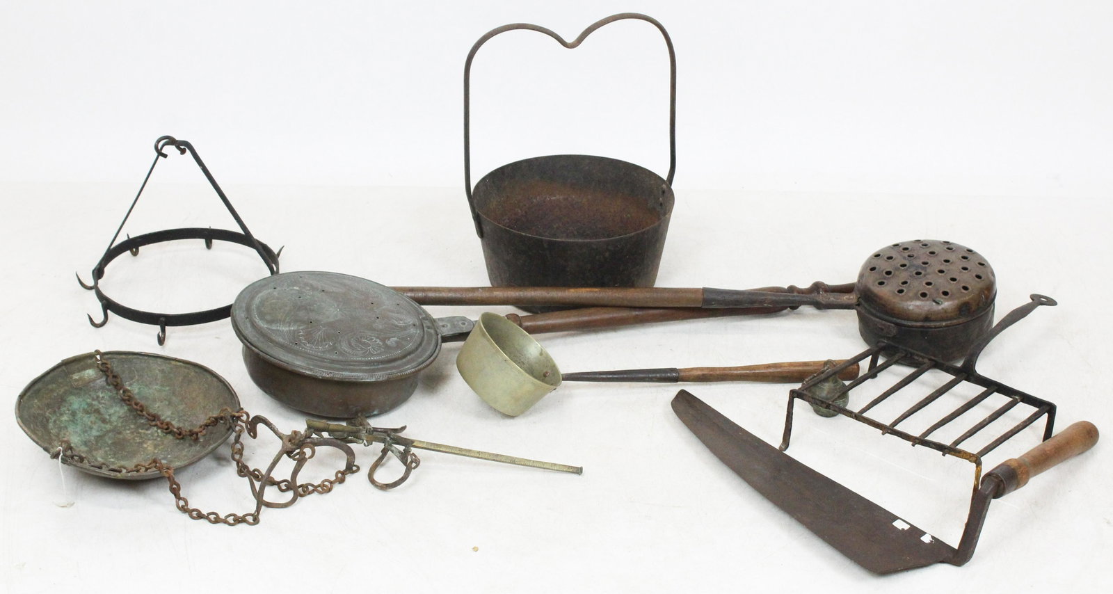 19th c Primitive Brass, Iron Kitchenware: 19th c primitive brass, iron kitchenware, fire hearth implements, brass bedwarmer, chestnut roaster, hay knife, brass hanging kettle, wrought iron rack, brass stillyards and pan, lengths to 42"