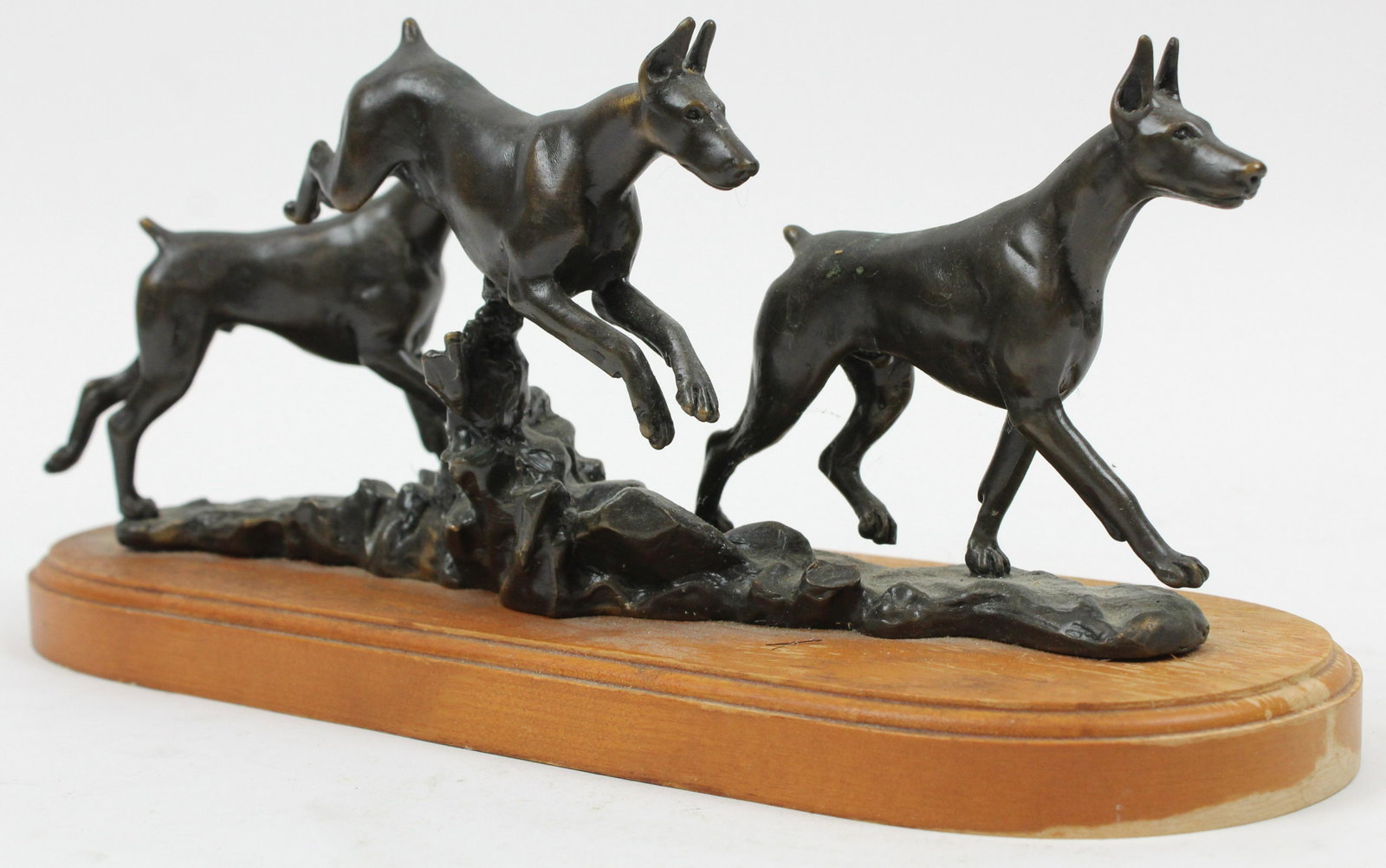 Perry Gardiner Signed Bronze Dobermans: Perry Gardiner (20th c) signed bronze figural group of three dobermans, limited and numbered #104/ 250, height 4 1/4", length 11", ex Iris Love