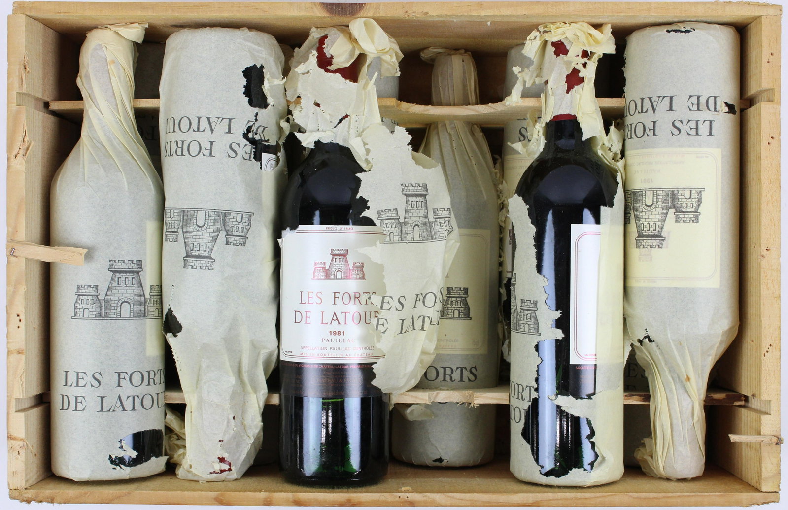 11- 1981 Les Forts De latour Wine: 11 bottles still in case 1981 Les Forts De Latour red Bordeaux wine. Imported by Seagrams Chateau & Estate Wines Company New York. 11 bottles all still in tissue paper. Overall good condition. Shoulde
