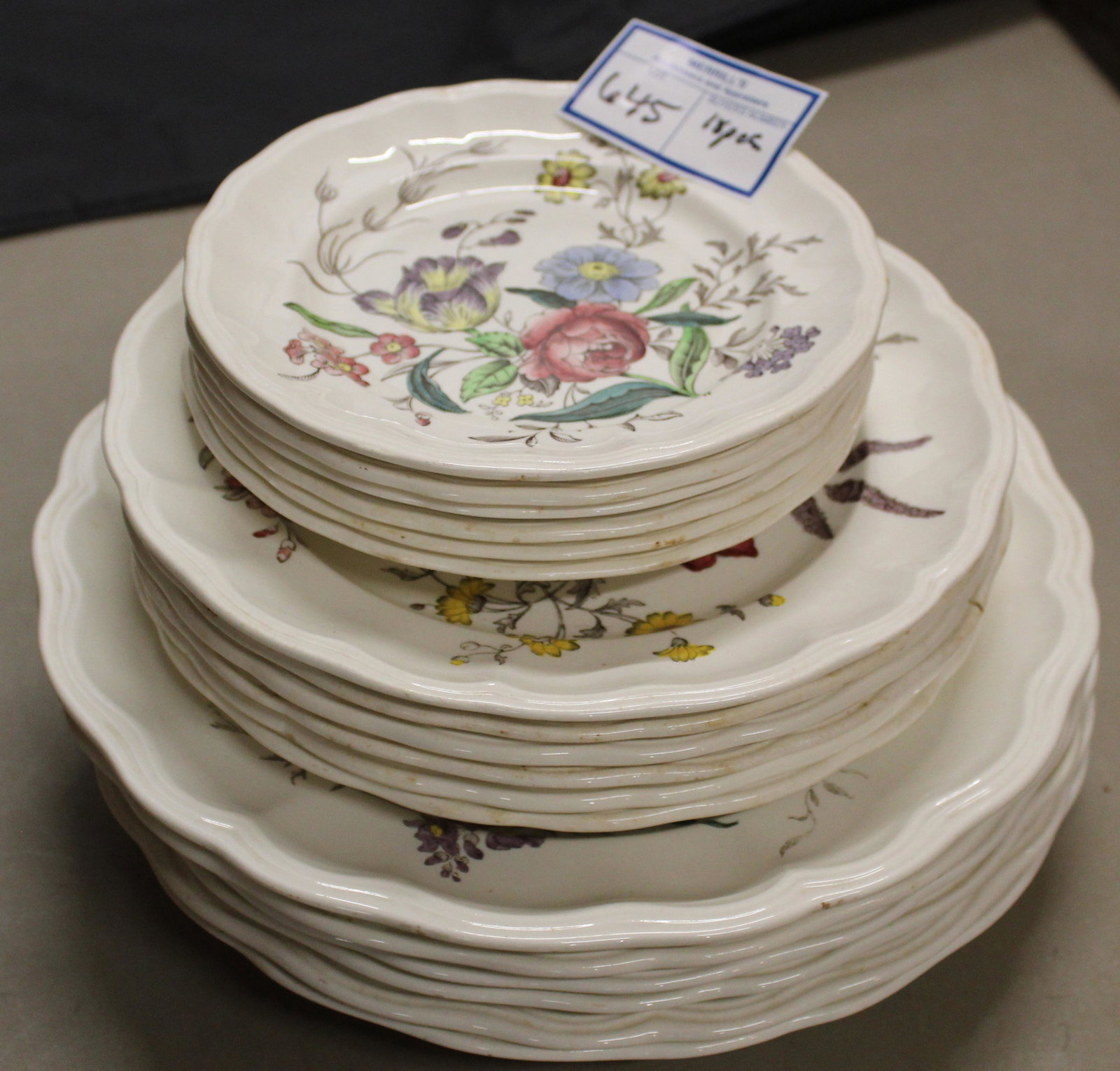 18 pcs. Spode Gainsborough English Dinnerware: 18 pcs. Copeland Spode "Gainsborough" pattern English ceramic dinnerware with transfer decoration of floral sprays including 6 dinner plates, 6 luncheon plates, and 6 side plates (one luncheon plate h