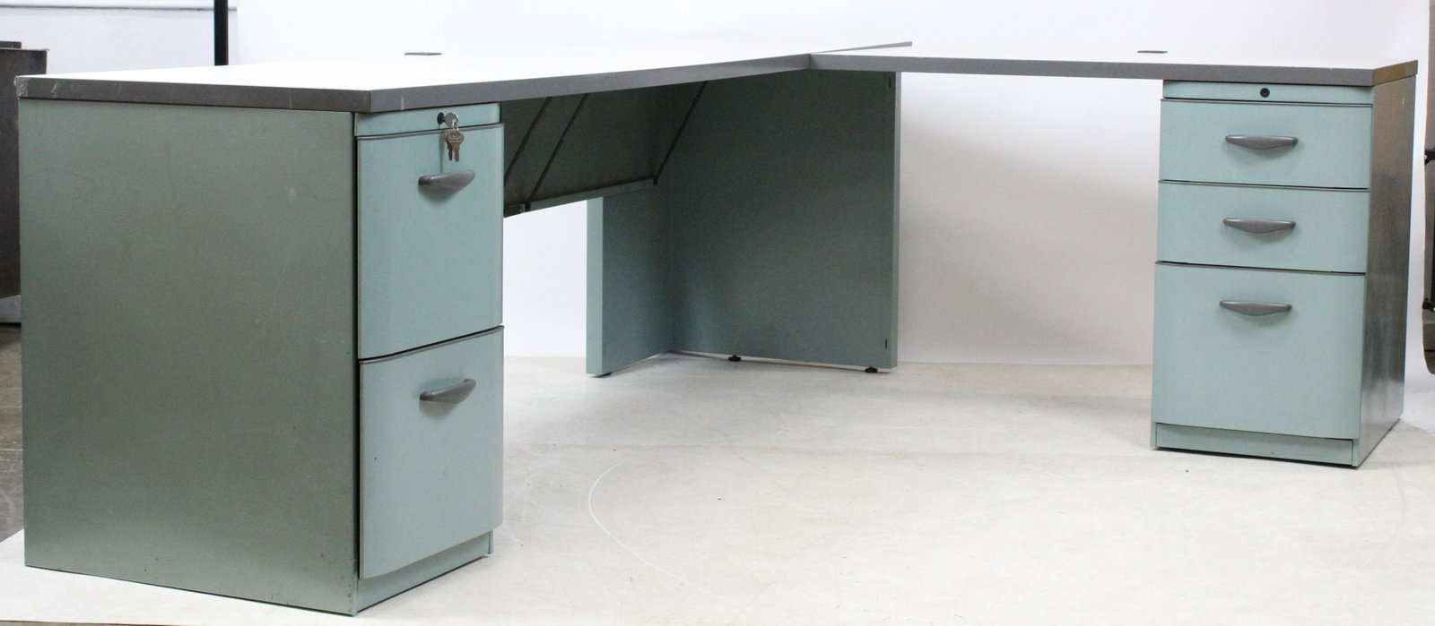 Knoll Dividend Industrial "L" shaped desk (1 of 5)