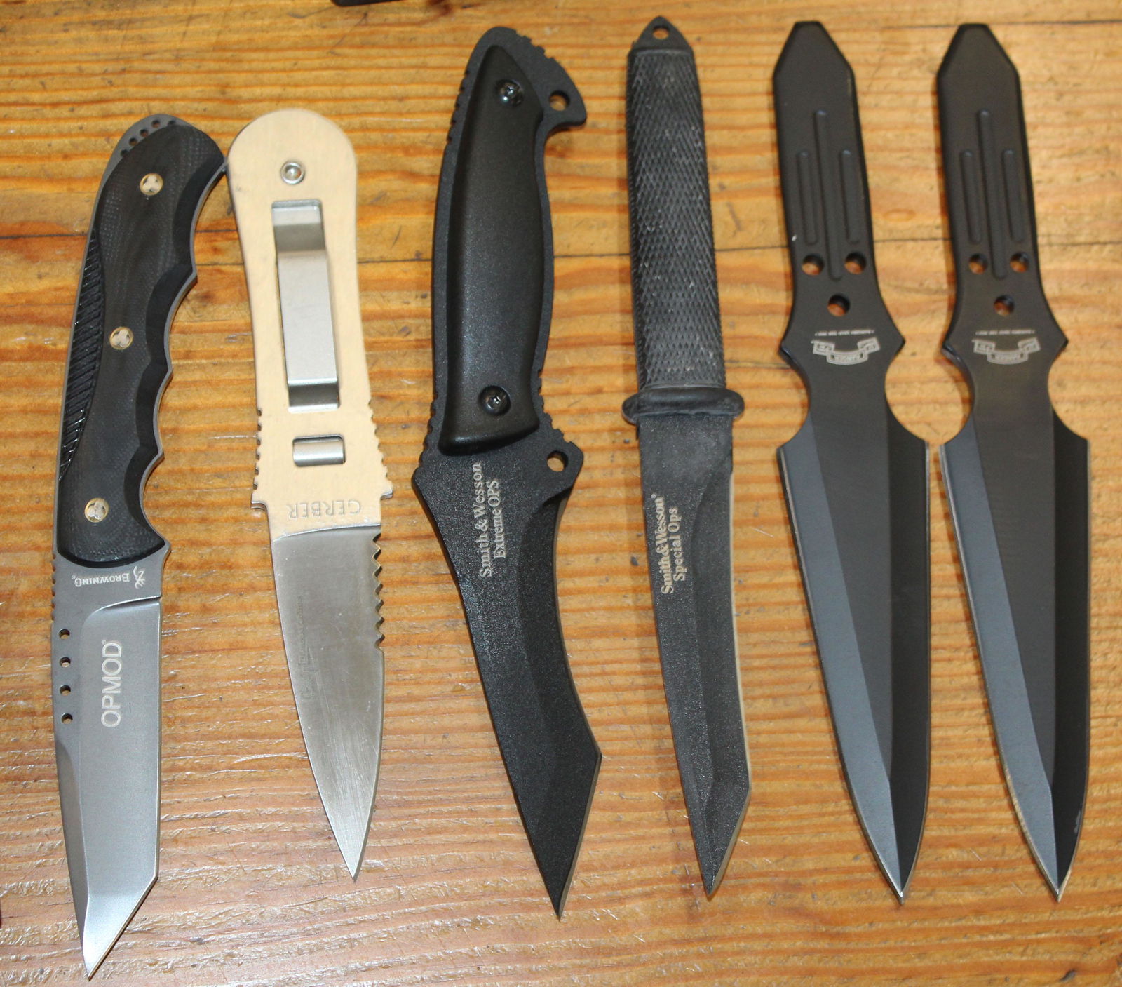 Group of Firearms Branded Knives: Group of Branded knives including Colt Throwing Knives Browning Optmod Tactical knives, Smith and Wesson Tactical knife etc. 9 pcs
