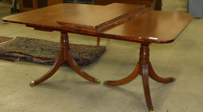 Duncan Phyfe style mahogany extension dining table: Duncan Phyfe style mahogany extension dining table