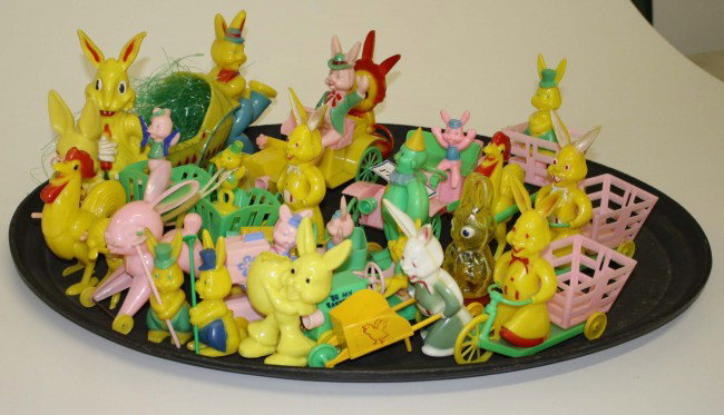 22 Rosbro hard plastic Easter themed figures toys : 22 Rosbro hard plastic Easter themed figures toys and candy containers
