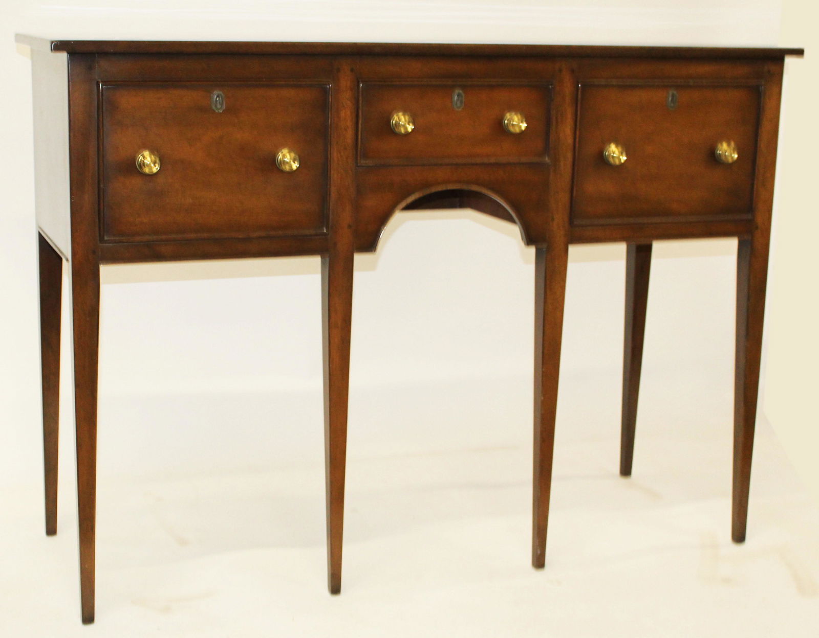 Kittinger Colonial Williamsburg Huntboard (1 of 3)