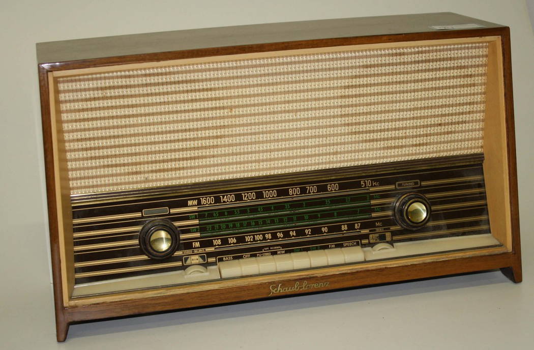 Schaub-Lorenz German stereo tube radio - Jun 26, 2011 | Merrill's ...