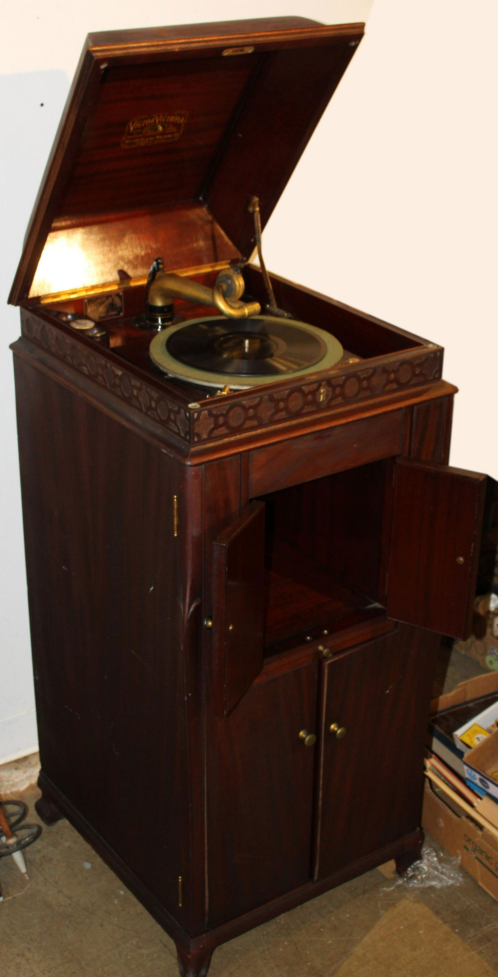 Victor Victrola VTLA Mahogany Cased Phonograph (1 of 4)