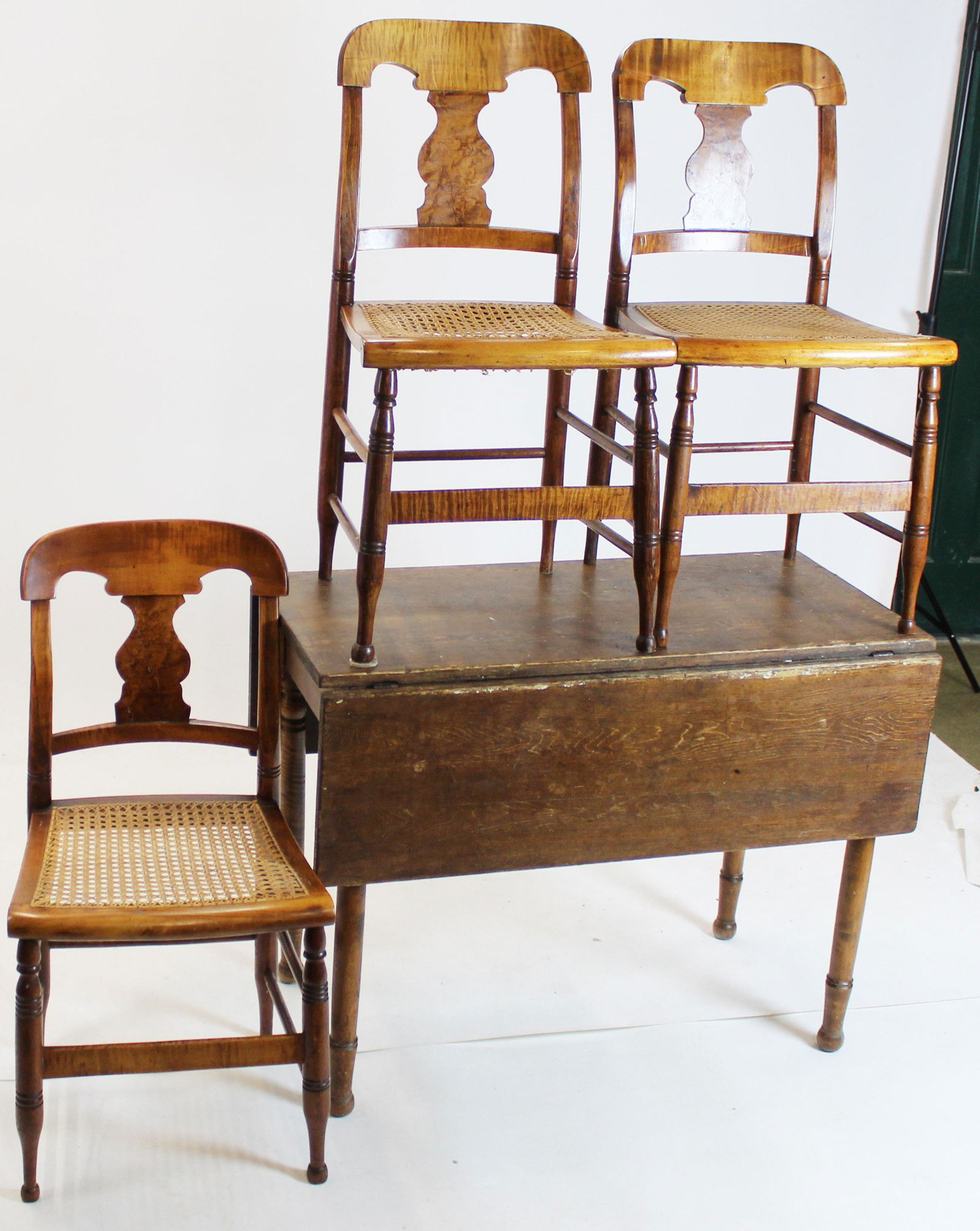 Sheraton Tiger Maple Table & 3 Chairs (1 of 4)