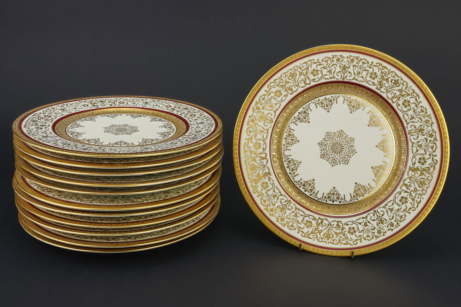 12 Deluxe Decorating Works Gilt Dinner Plates: Set of 12 Deluxe Decorating Works Czechoslovakian fine porcelain dinner plates with burgundy banded and gilt engraved gold decoration, retailed by Ovington's New York, retaining original felt dividers