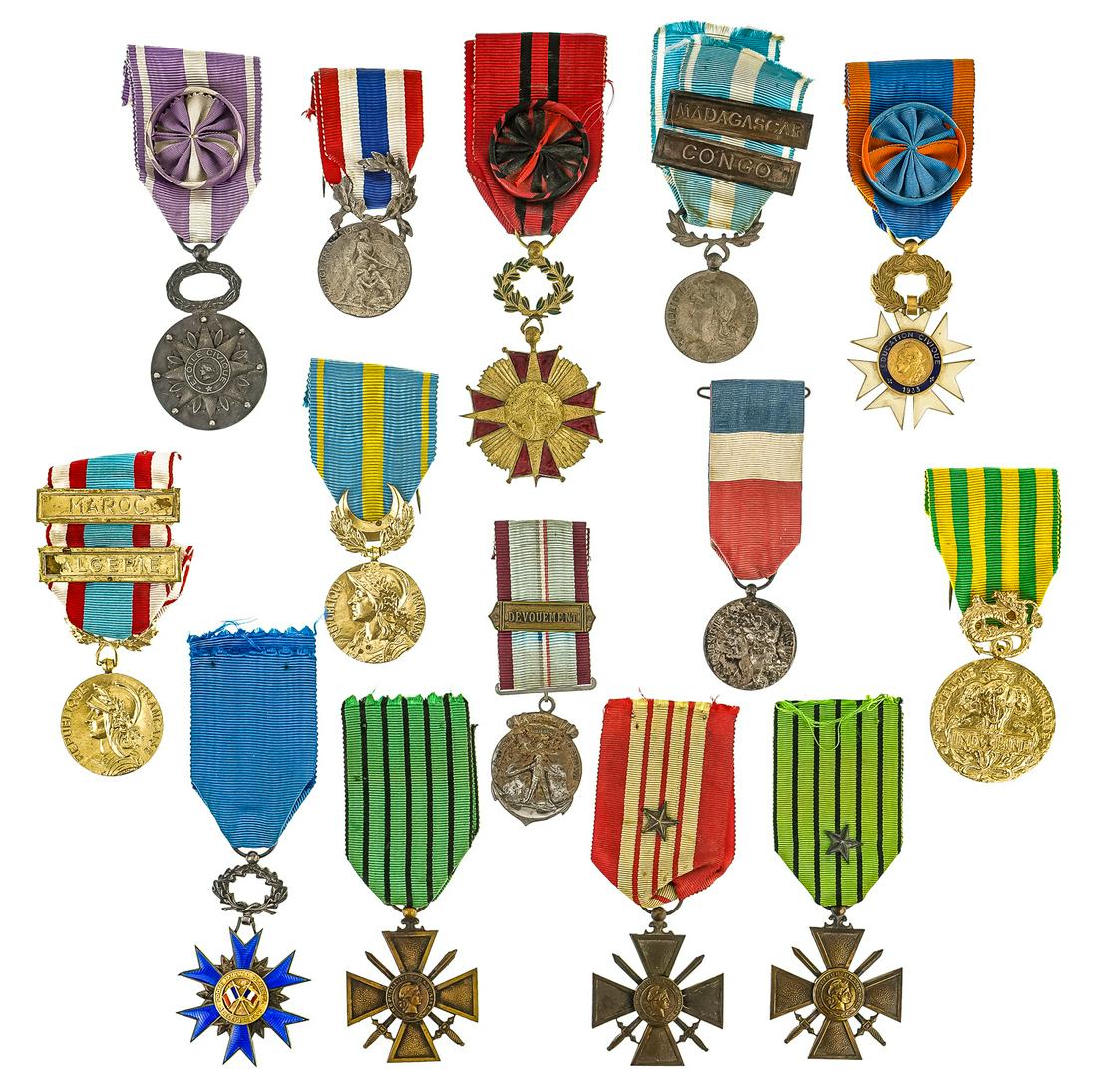 French WWII Era Medals: French WWII era medals (14 pcs), including Medal Coloniale with Madagascar, Congo bars, French WWII Croix de Guerre, pre and post war, Indochina, etc
